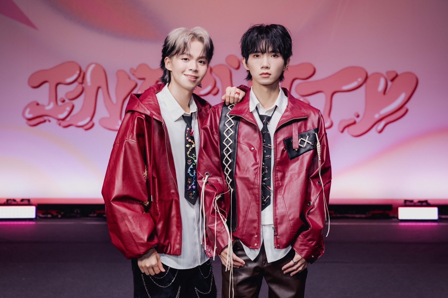 瑋瑋（左）、哲哲舉辦演唱會。（圖／PressPlay提供）