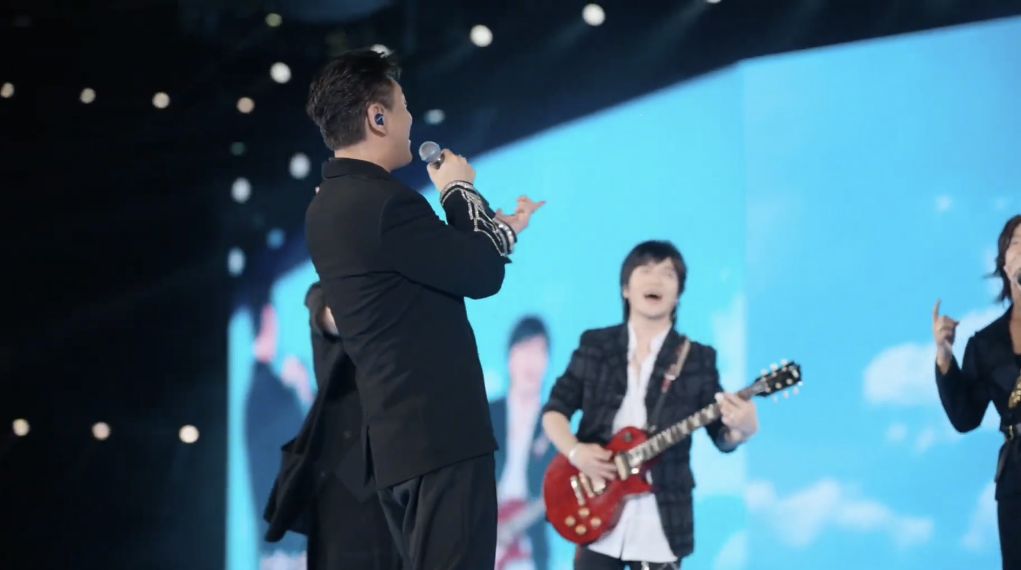 朱孝天被其他人調皮的推出來表現。（圖／翻攝自相信音樂）