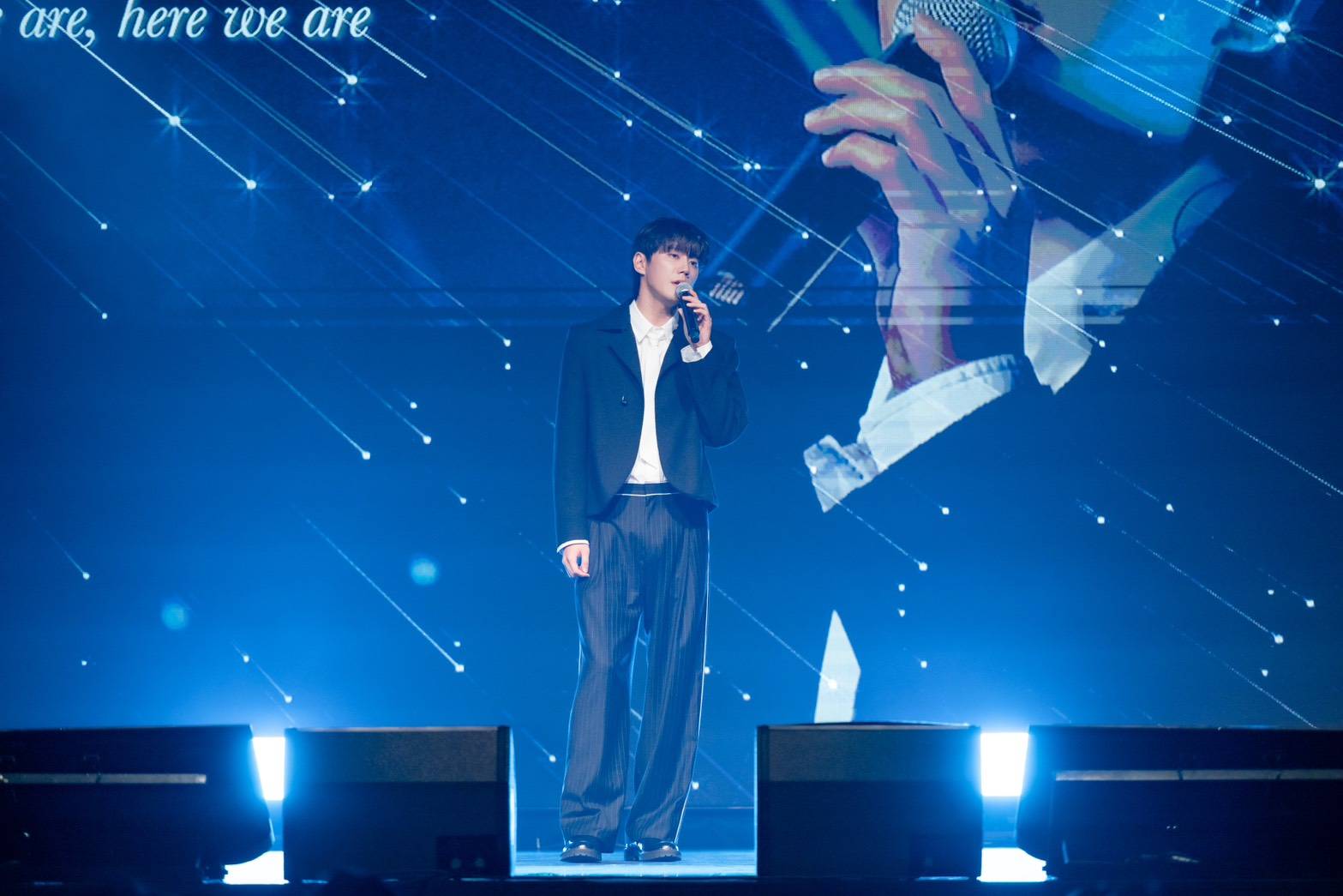 李濬榮深情演唱〈Under Sunset (Male ver.)〉。（圖／SHOWOFFICE提供）