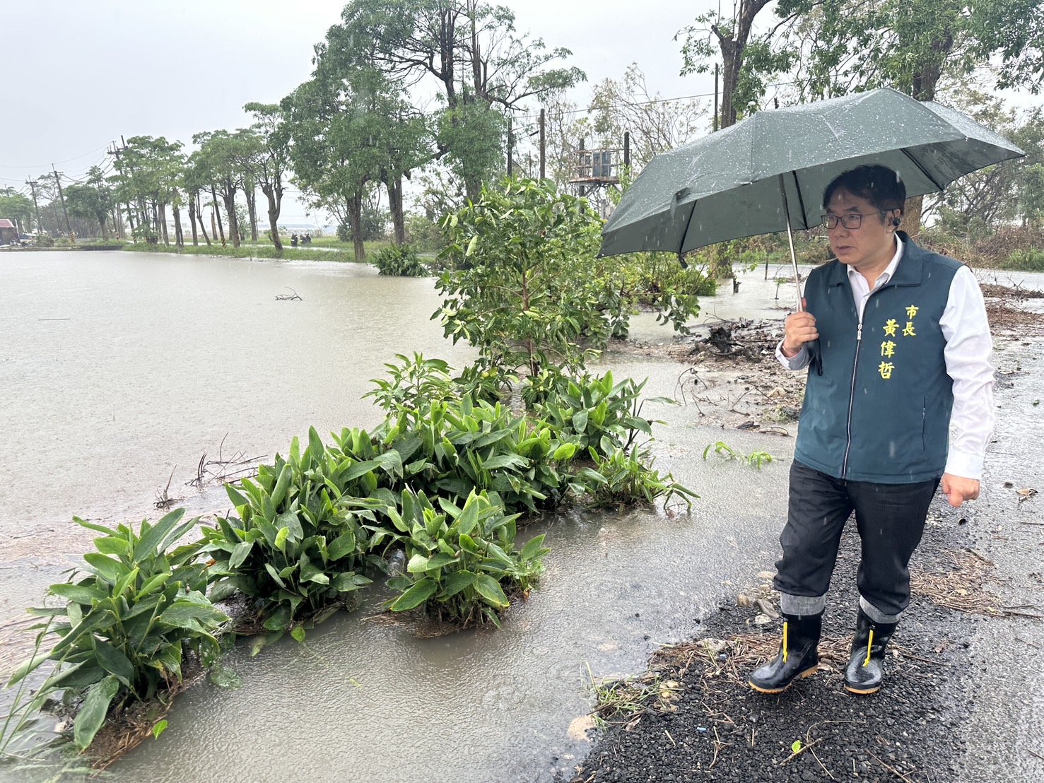 豪雨造成後壁積淹水，黃偉哲第一時間趕赴現場瞭解災情。（圖／臺南市政府提供）