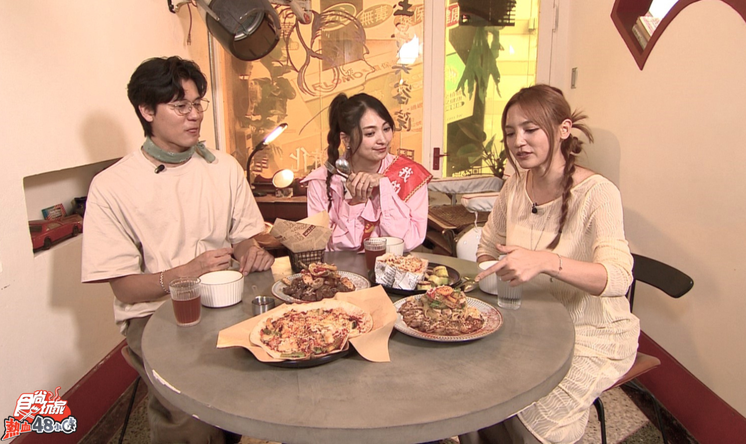 風田（左起）、阿喜和朵拉享受台南美食。（圖／TVBS提供）