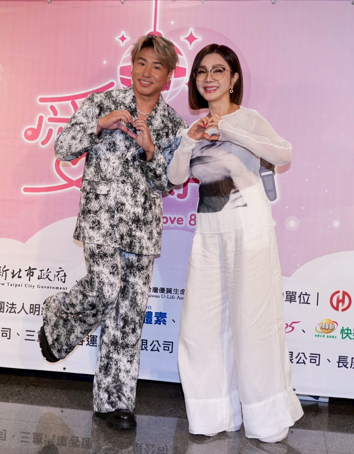 陳美鳳（右）和乾兒子歐漢聲。（圖／記者陳明中攝）