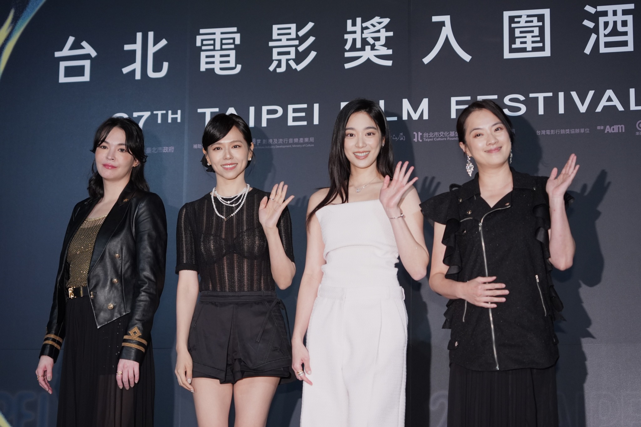 張榕容（左起）、夏宇喬、江齊、高伊玲搶影后。（圖／記者陳明中攝）