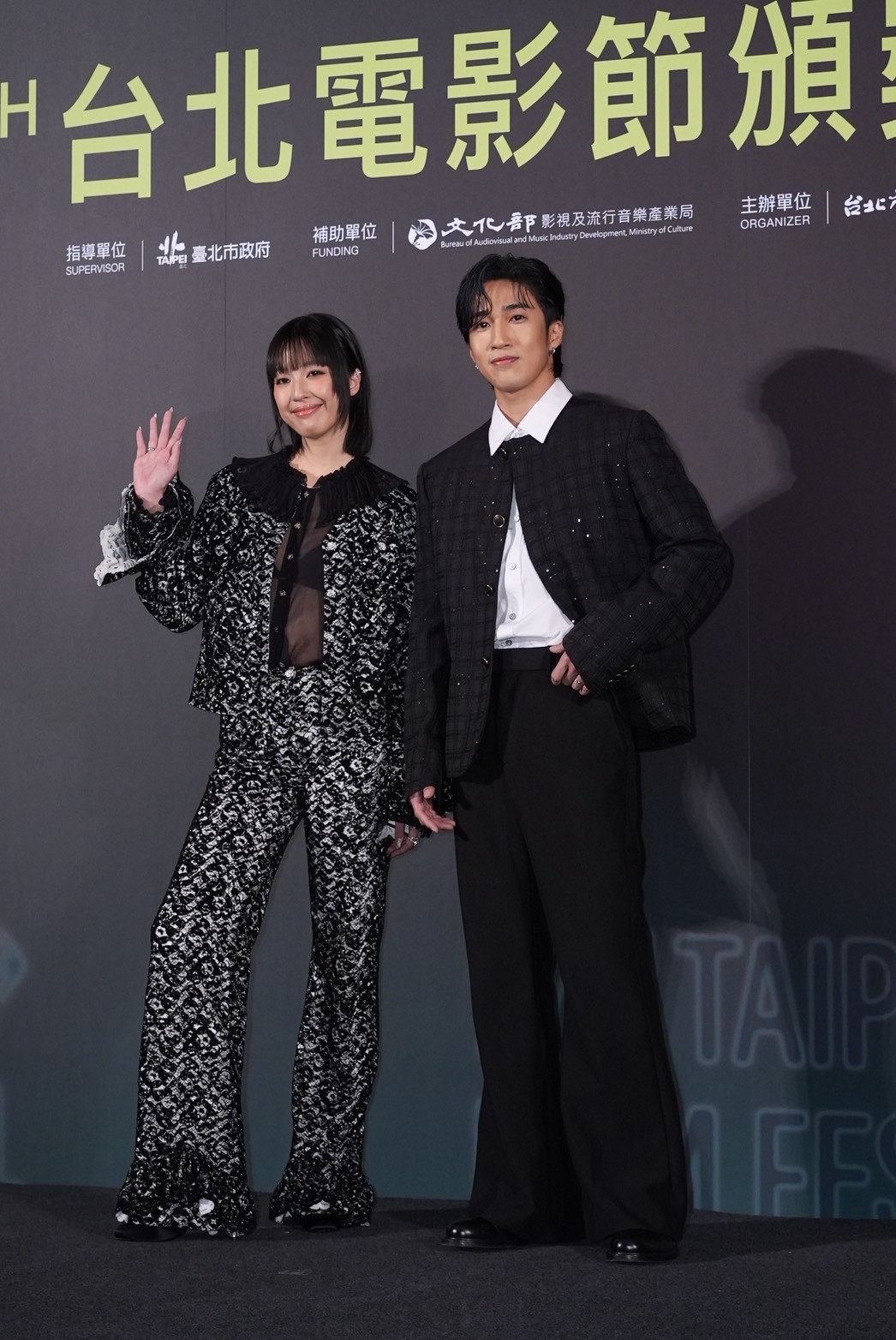 婁峻碩（右）、王渝萱一同擔任頒獎人。（圖／記者陳明中攝）