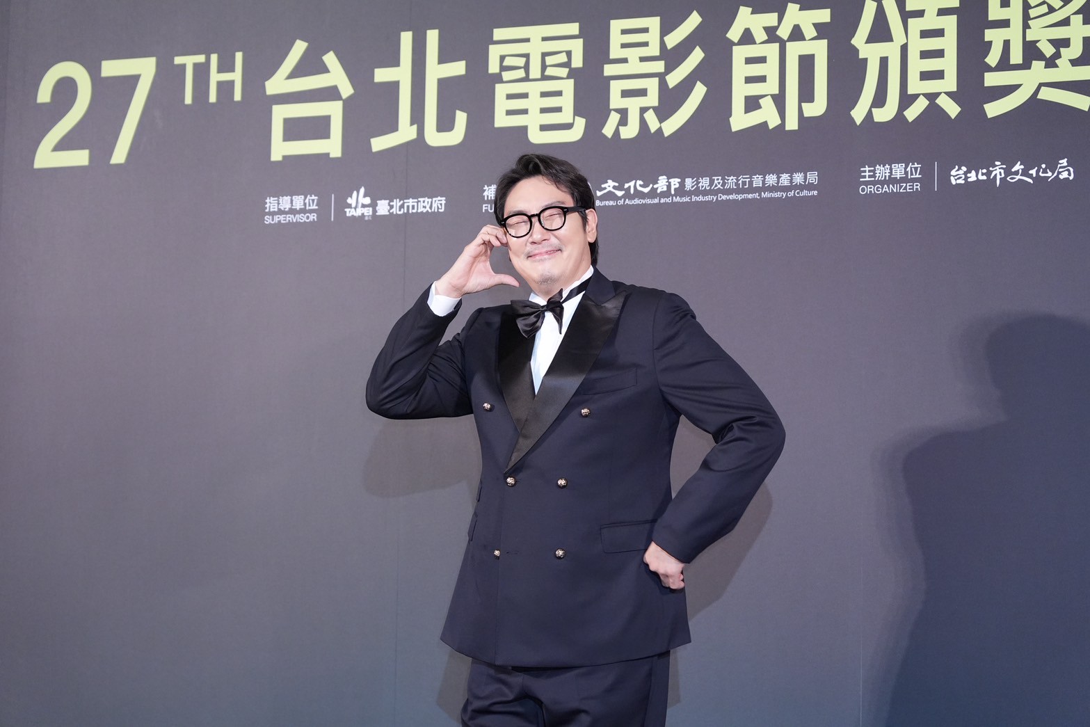 趙震雄親切比臉頰愛心超可愛。（圖／記者陳明中攝）