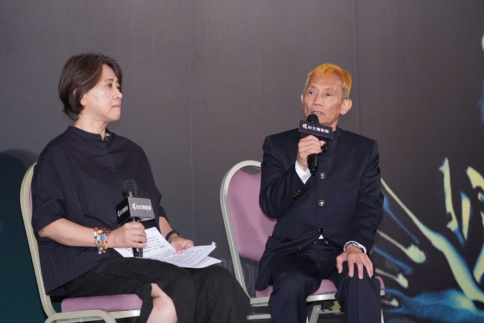 北影總監李亞梅（左）、香港名導張之亮典禮後受訪。（圖／記者陳明中攝）