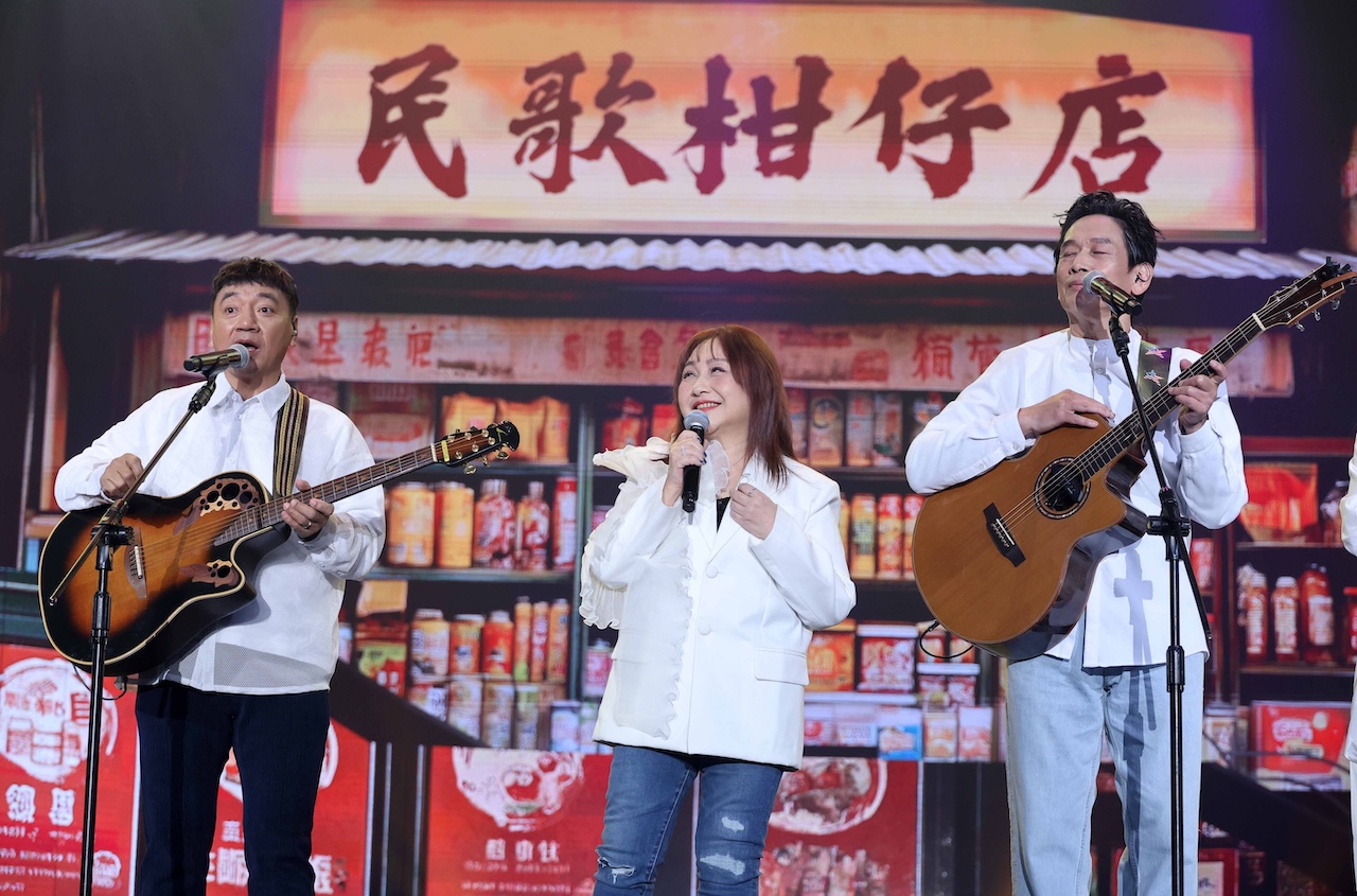 施孝榮（左起）、鄭怡、殷正洋民歌代表。（圖／寬宏藝術提供）