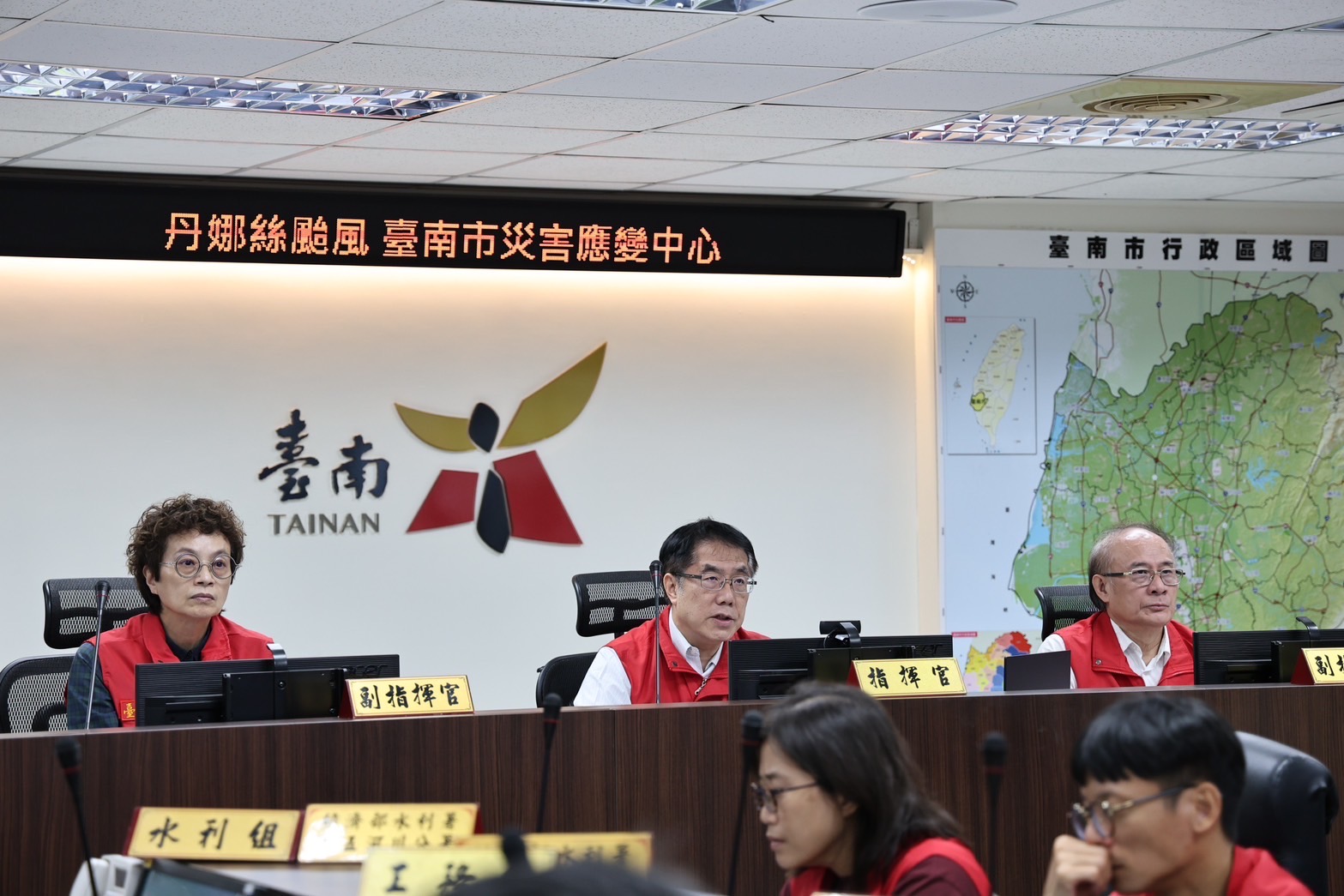 黃偉哲市長與行政院卓榮泰院長視訊，報告台南市防颱整備情形。（圖／台南市府提供）
