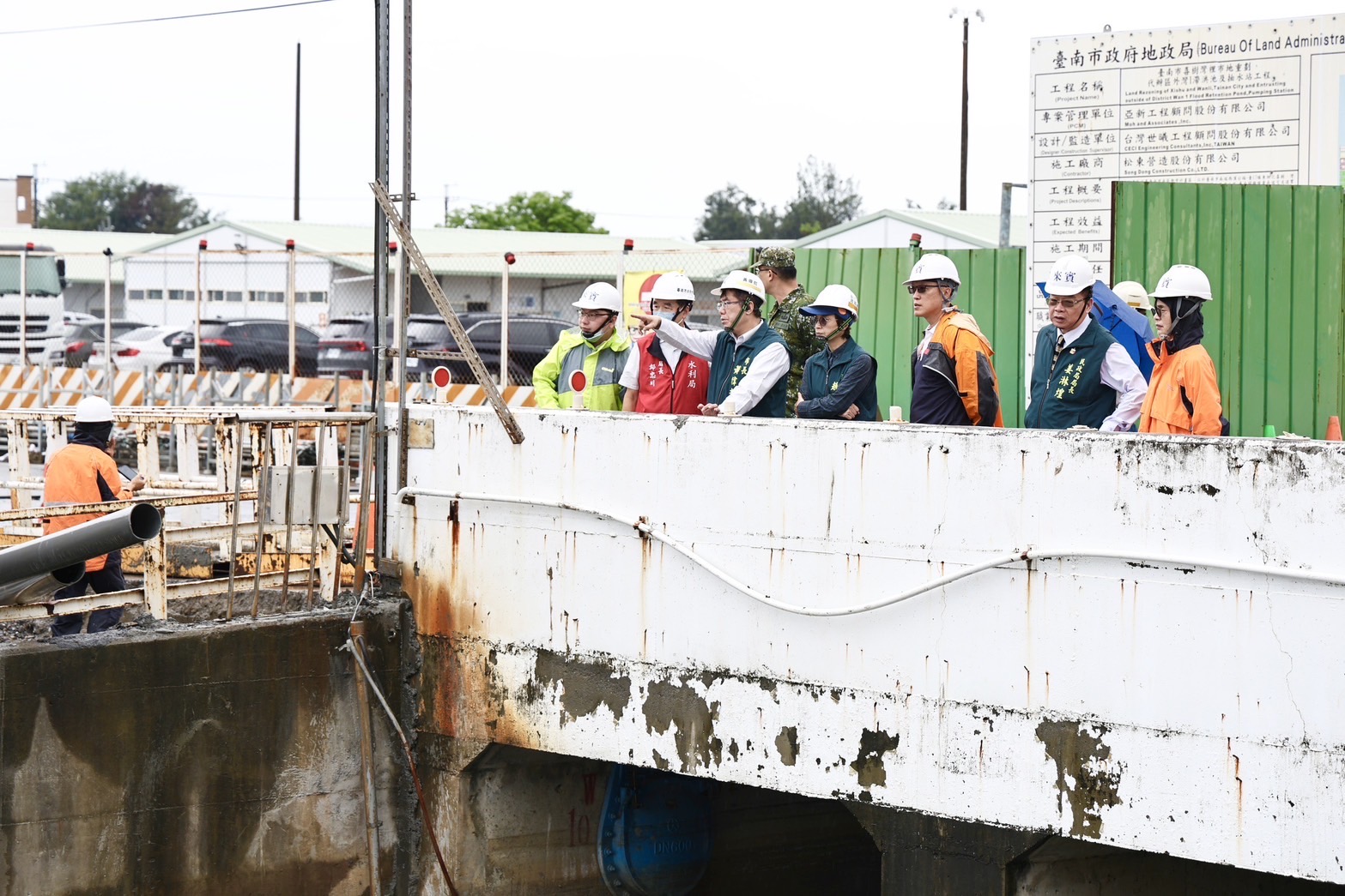 台南市長黃偉哲前往視察灣裡區抽水工程。（圖／台南市府提供）