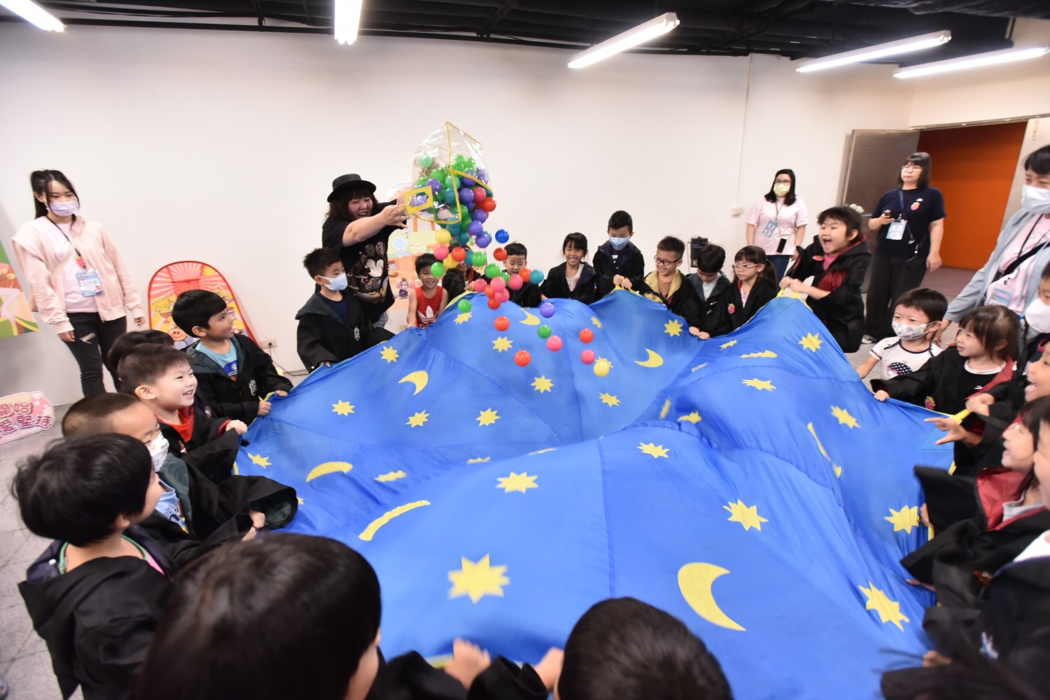 特映會後為孩子於情緒教室安排DIY說故事、彩虹傘等體驗活動。（圖／小公視提供）