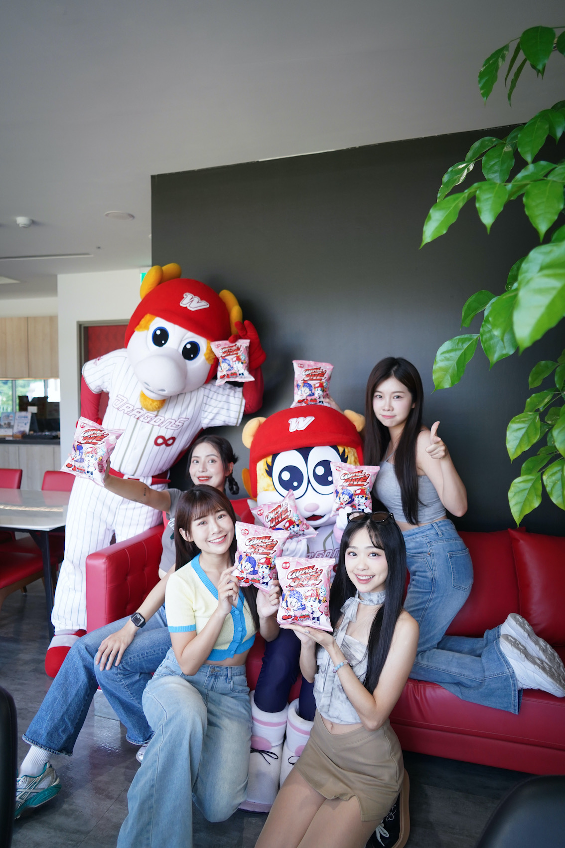 味全龍吉祥物「芮美」登上乖乖封面當主角，啦啦隊女孩們直呼超可愛！（圖／乖乖提供）