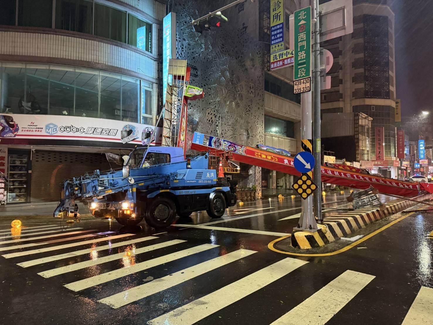 工務局調派人員及機具移除西門路上倒塌牌樓。（圖／臺南市政府提供）