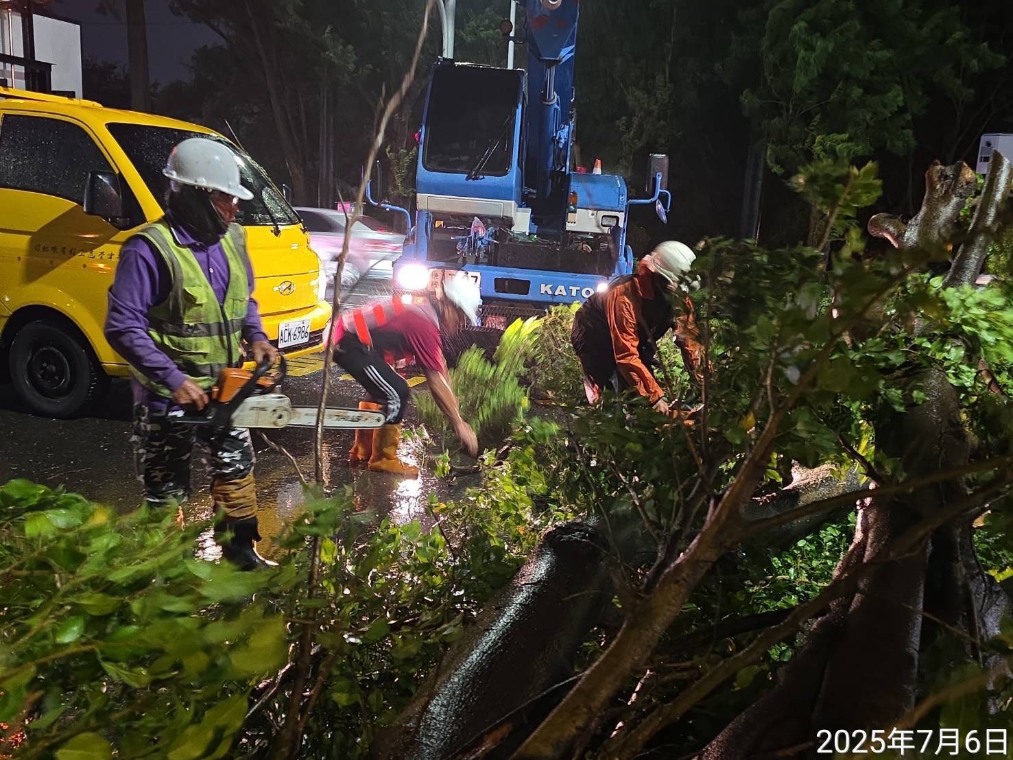 工務局全力搶修移除倒塌路樹。（圖／臺南市政府提供）