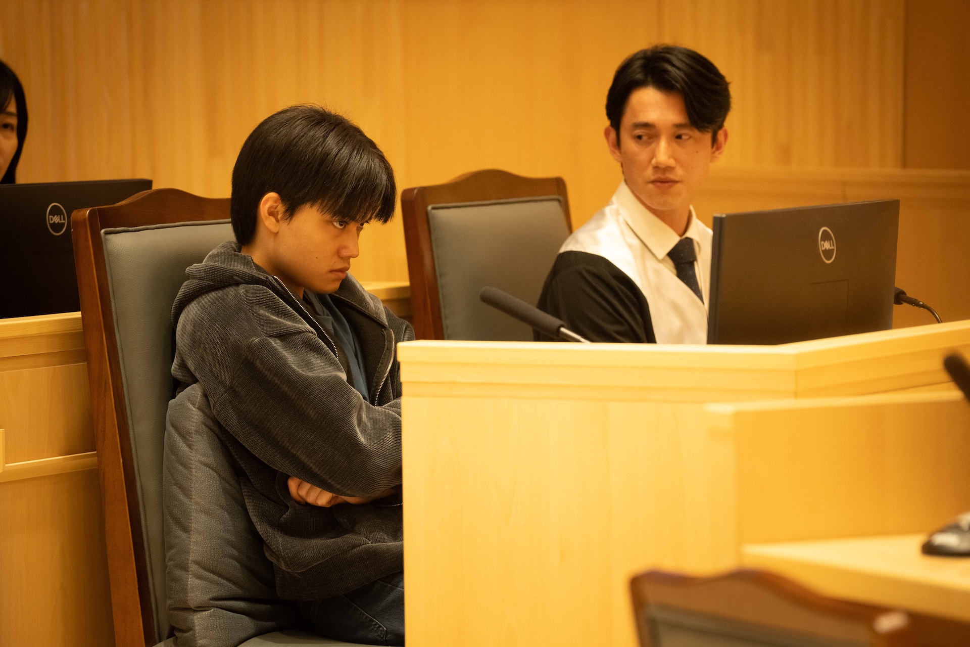 吳慷仁（右）回歸替劉子銓辯護。（圖／ CATCHPLAY+、公視、大慕可可提供）