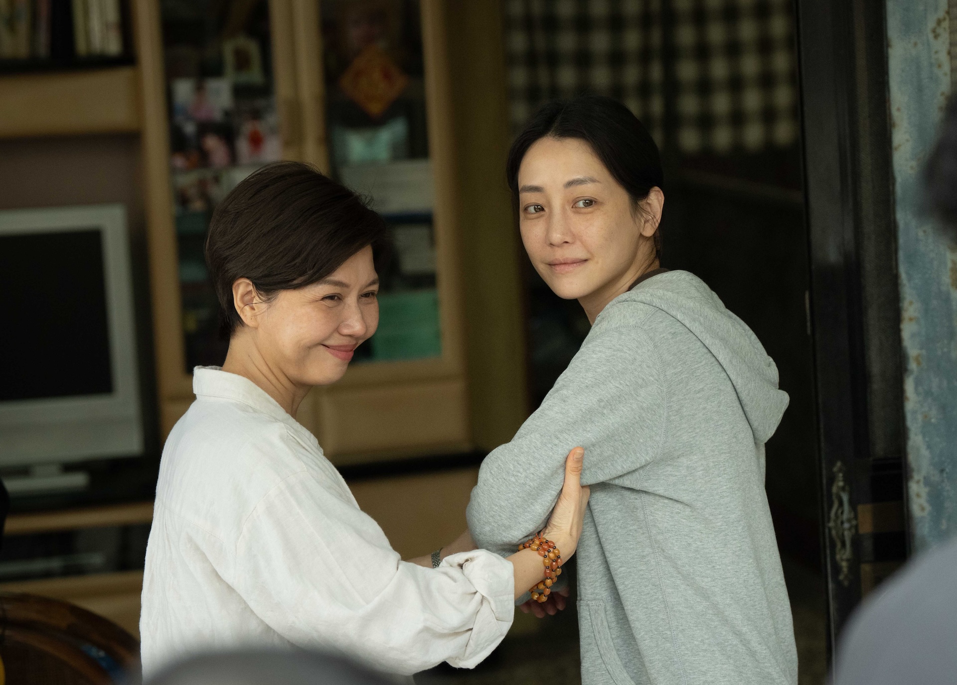 于子育（左）扶謝欣穎回家。（圖／ CATCHPLAY+、公視、大慕可可提供）
