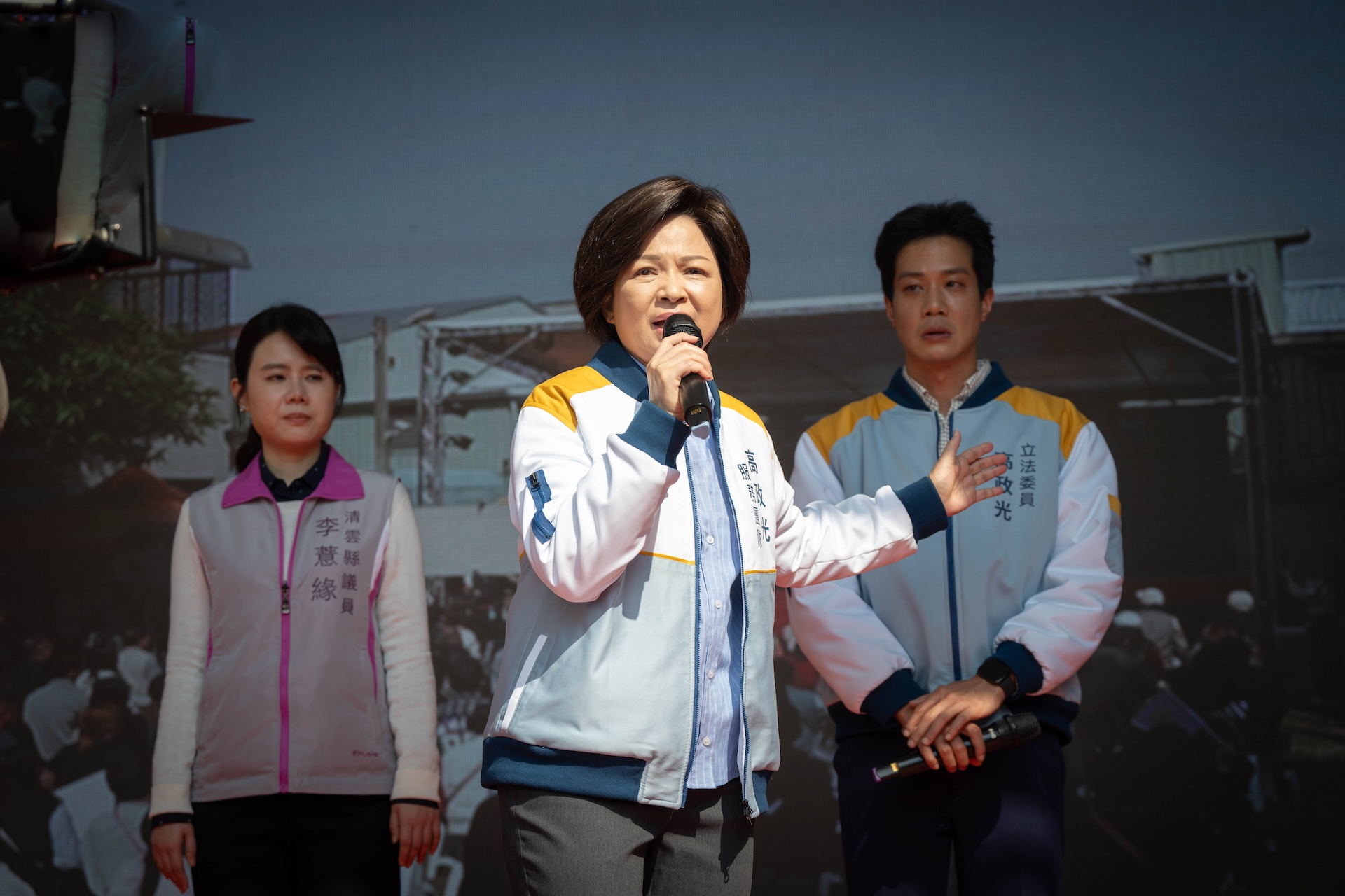 楊貴媚（中）為兒子薛仕凌（右）抱不平。（圖／ CATCHPLAY+、公視、大慕可可提供）