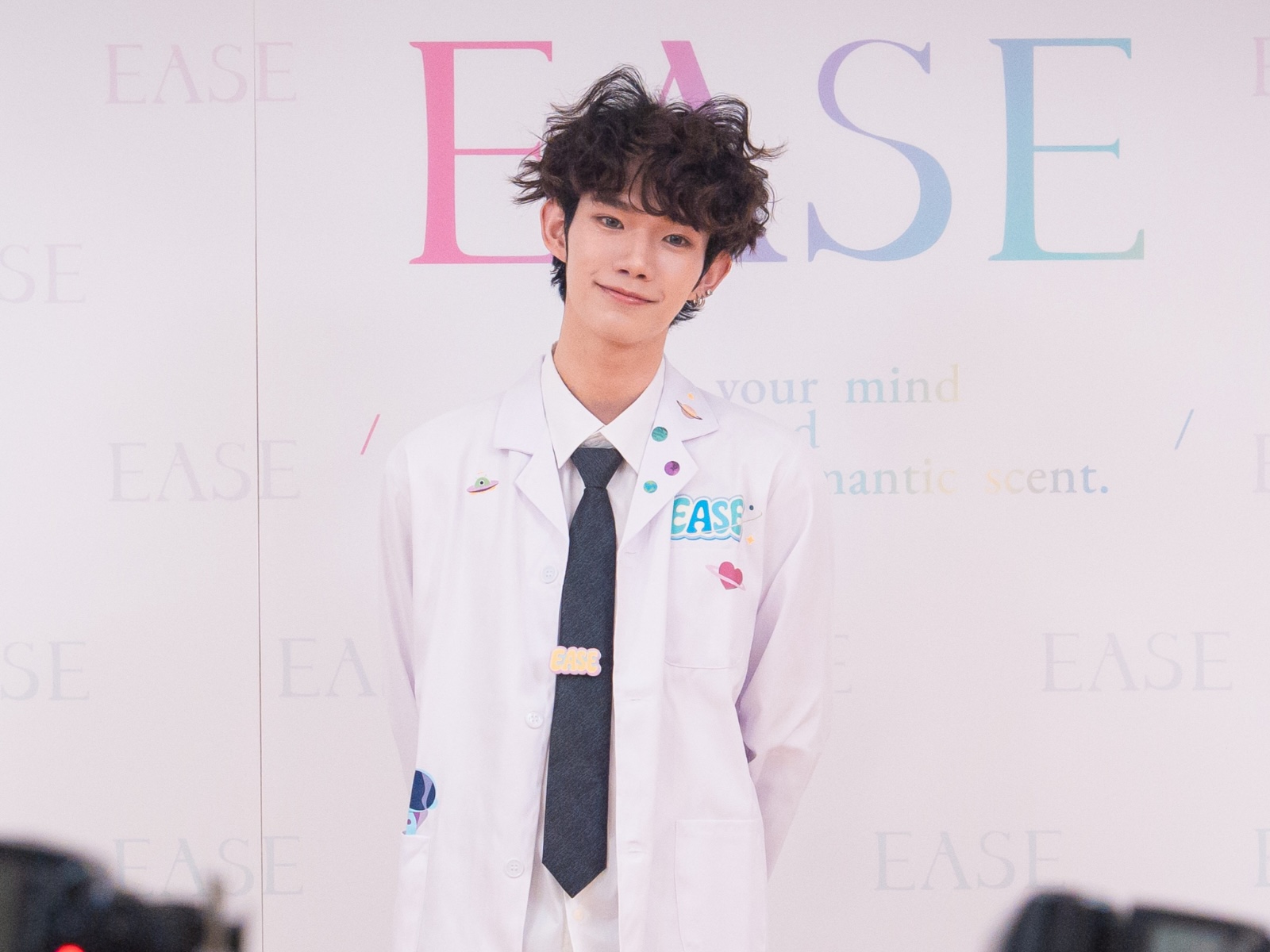 鈞嘉上工前會噴香香。（圖／Ease香氛提供）