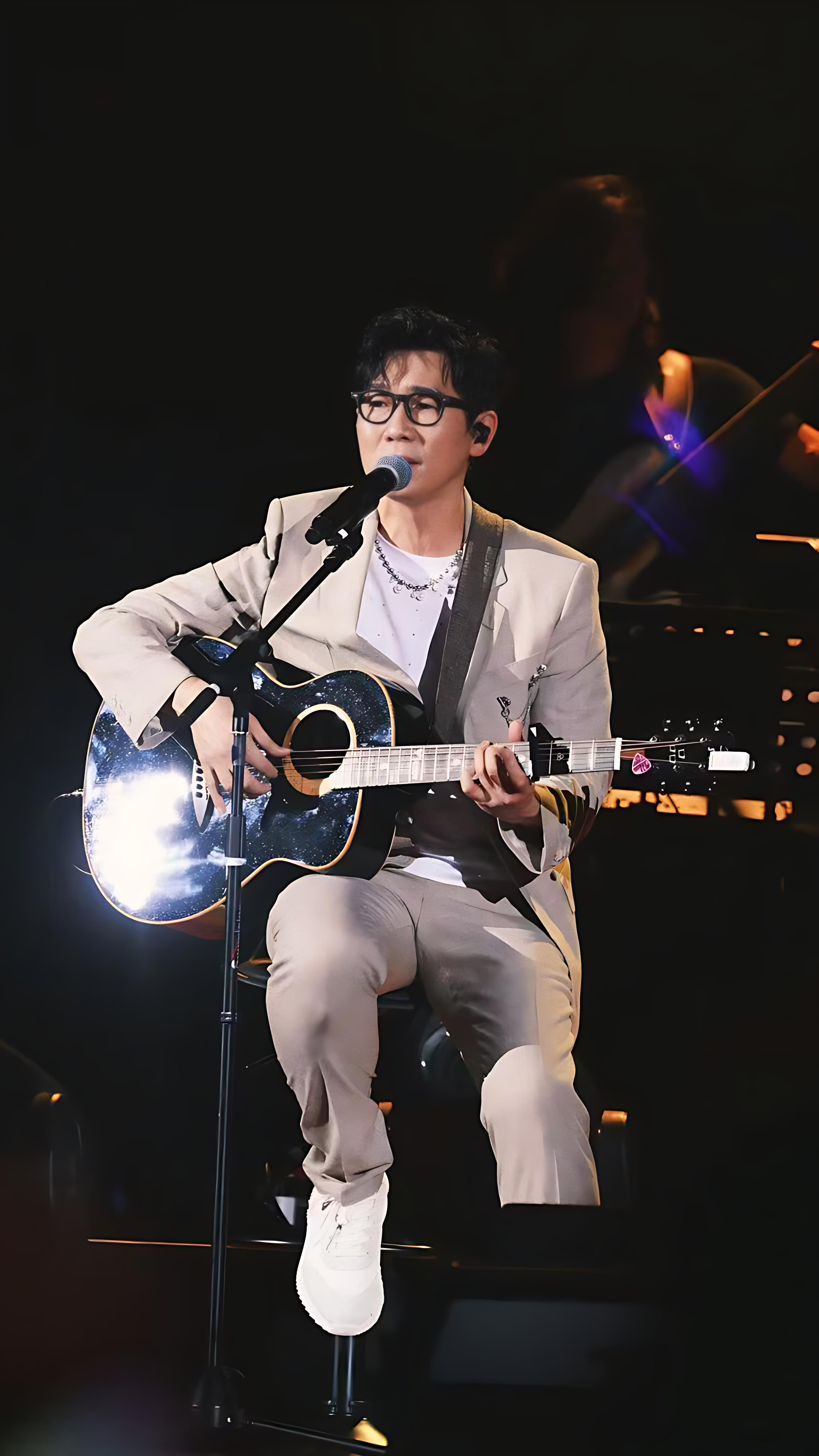 品冠在演唱會上深情地彈唱歌曲。（圖／種子音樂提供）