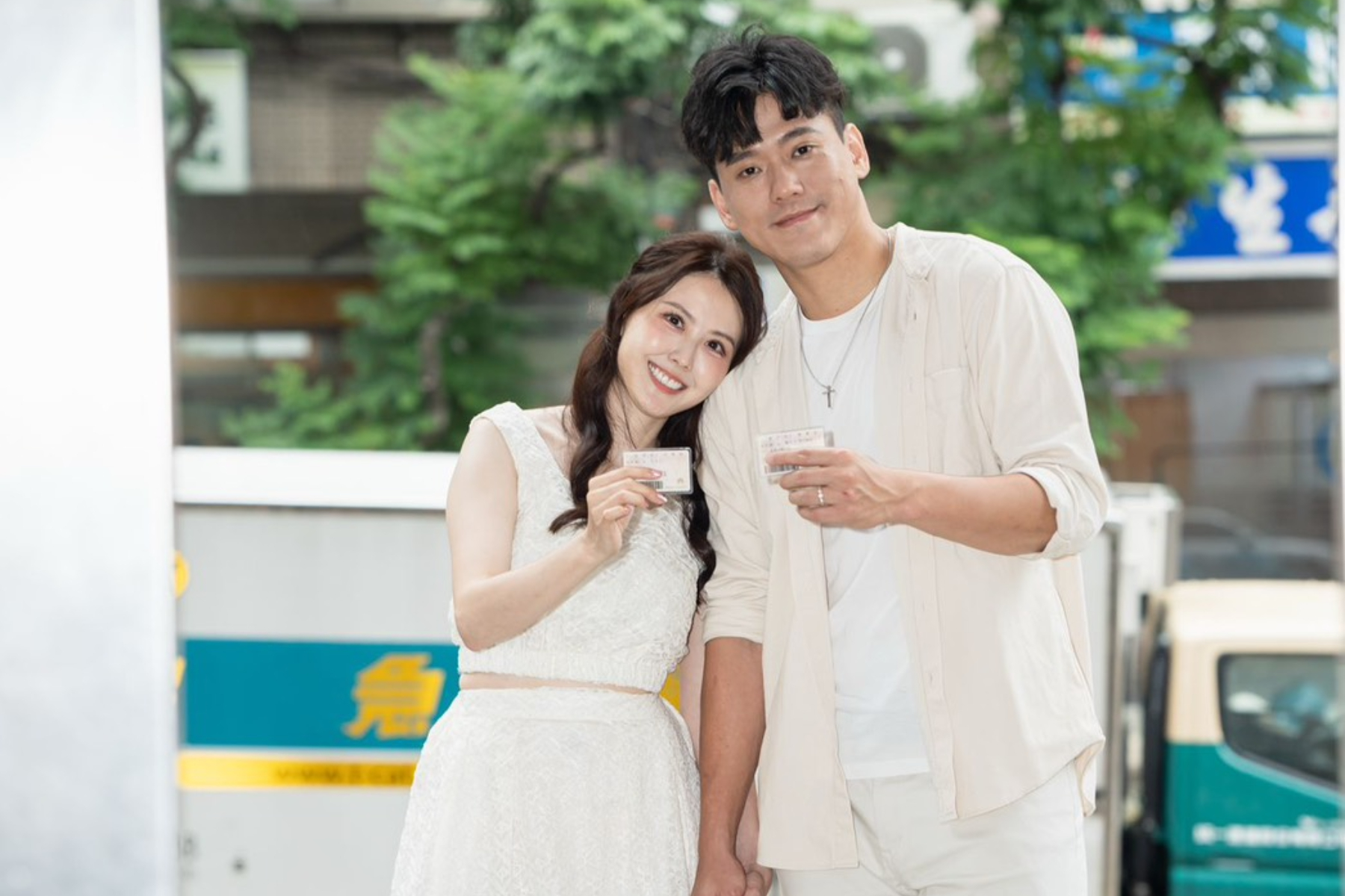 張晏塵（左）和國小同學結婚。（圖／張晏塵提供）