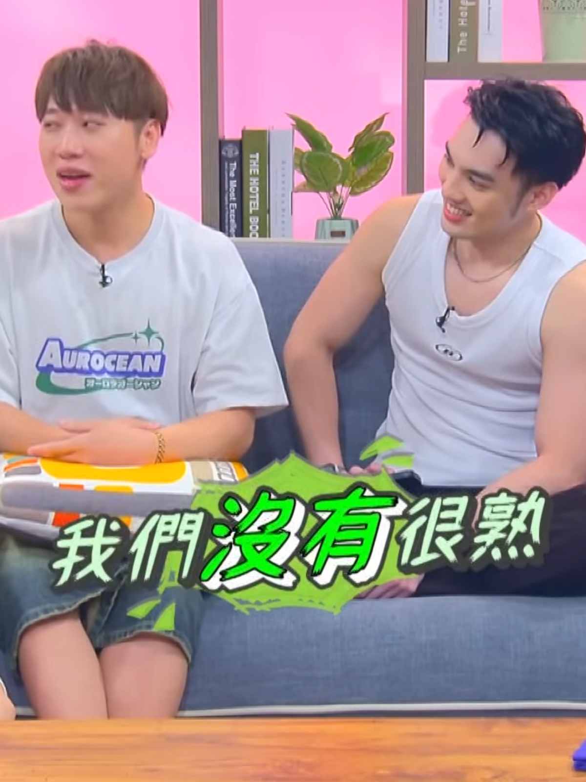小賴（左）分享假面藝人經歷，偉晉在一旁聽。（圖／翻攝《CHAT GTV》）