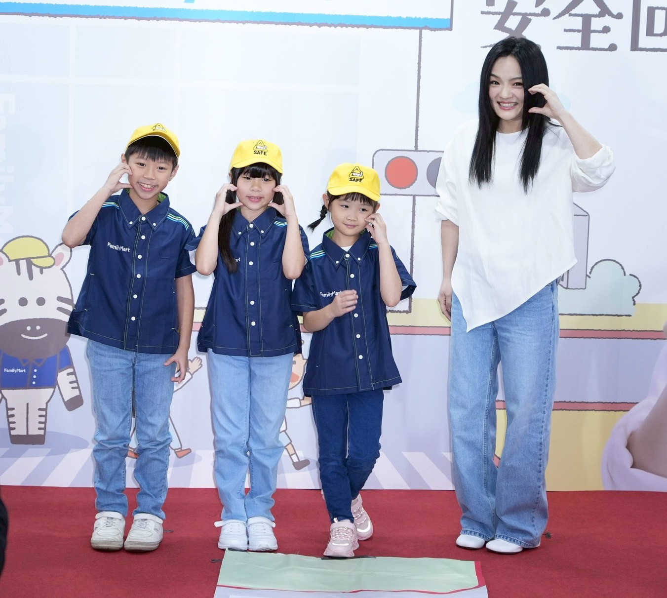 徐佳瑩（右）當公益大使和小朋友合照。（圖／記者許方正攝）