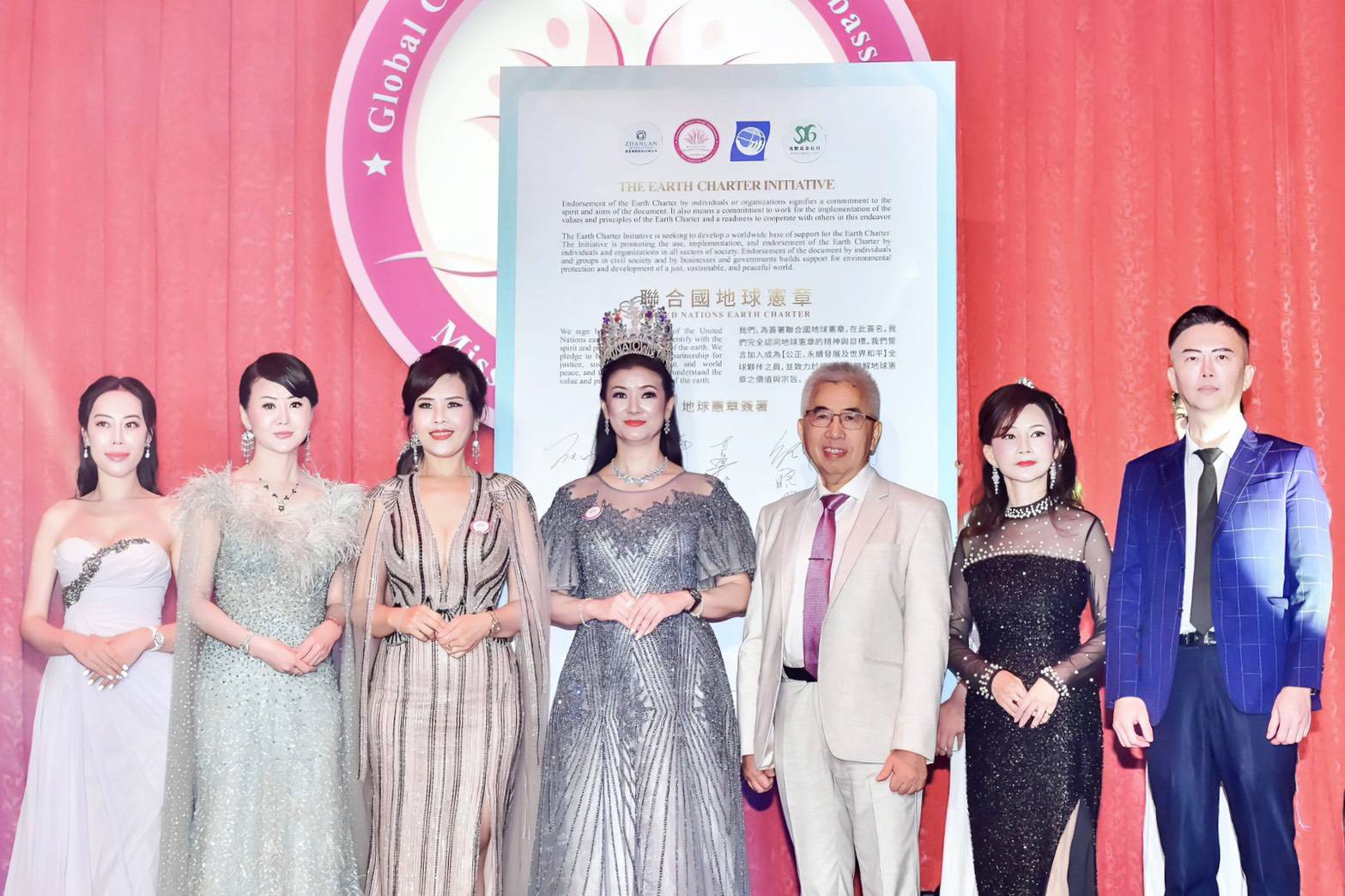 張如君（左二）舉辦選拔活動，安排李雅楹（左）等人代表共同簽署地球憲章。（圖／中華全球城市選拔協會）