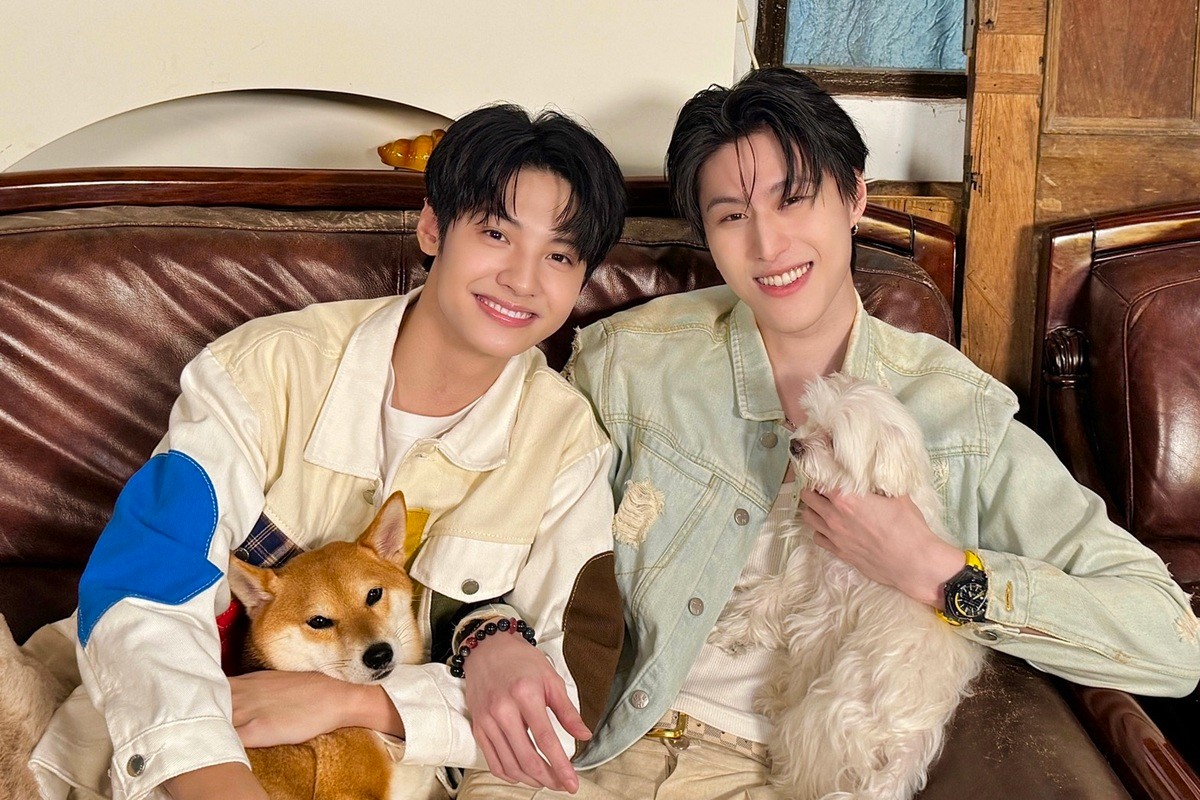 王君豪、成晞帶愛犬Jessi Wang與豆皮跑通告。（圖／《秘密關係》提供）
