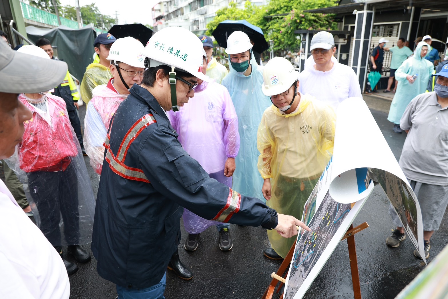 楊柳颱風來襲，預估午後風雨轉強，陳其邁市長前往燕巢海成抽水站防汛整備工作。（圖／高雄市政府提供）