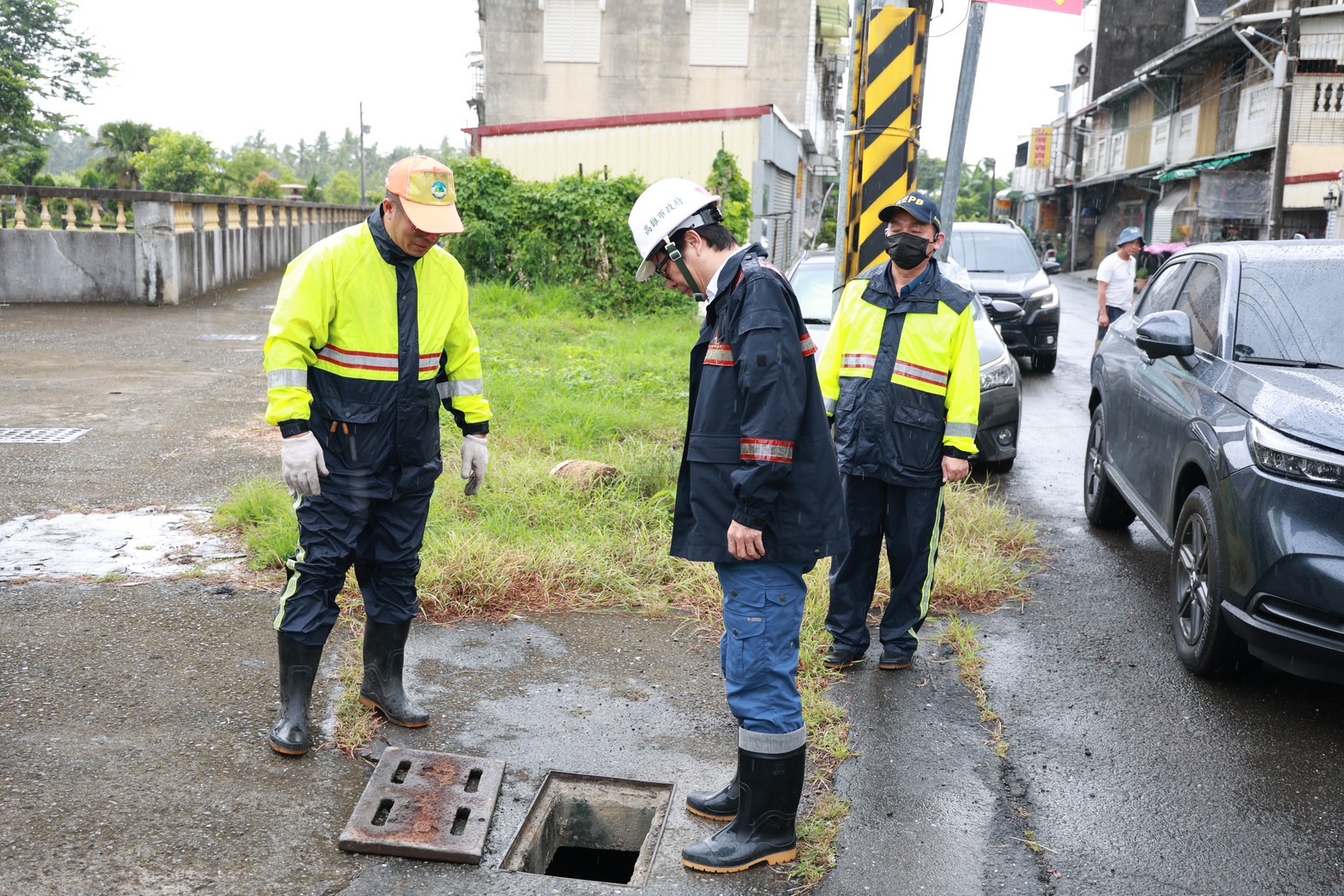 陳其邁巡查海成街一帶溝渠清疏作業。（圖／高雄市政府提供）
