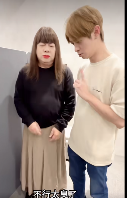 董至成模仿「紅姐」。（圖／翻攝FB）