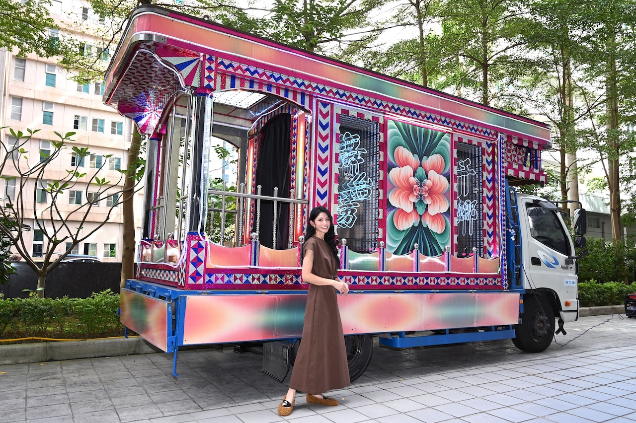 李千娜打造記憶中的電子花車。（圖／環球音樂提供）