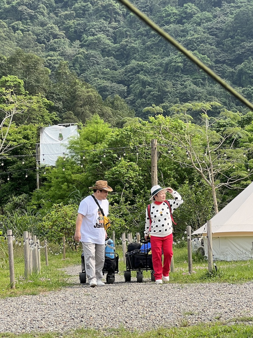 3.白冰冰(右)與林義方在《天知道》有不少逗趣演出。（圖／長興影視提供）