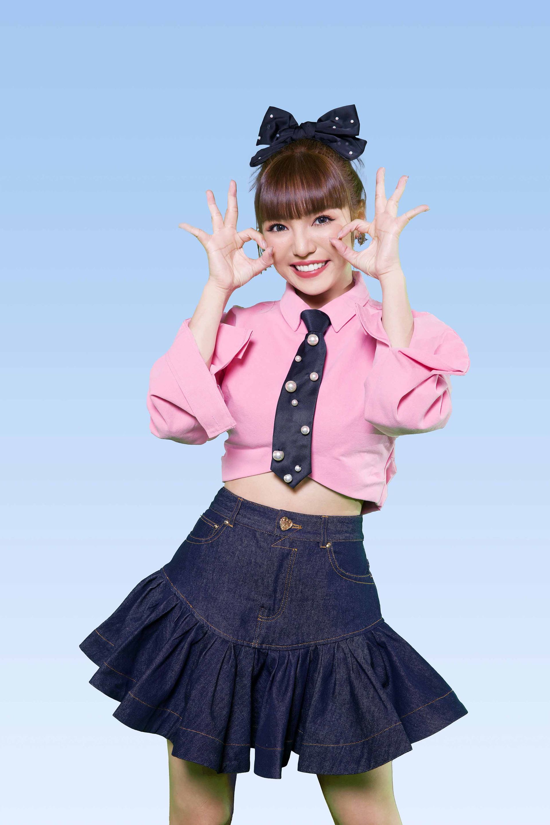何美搭檔羅志祥接下主持棒，開心喊「美夢成真」。（圖／中天提供）