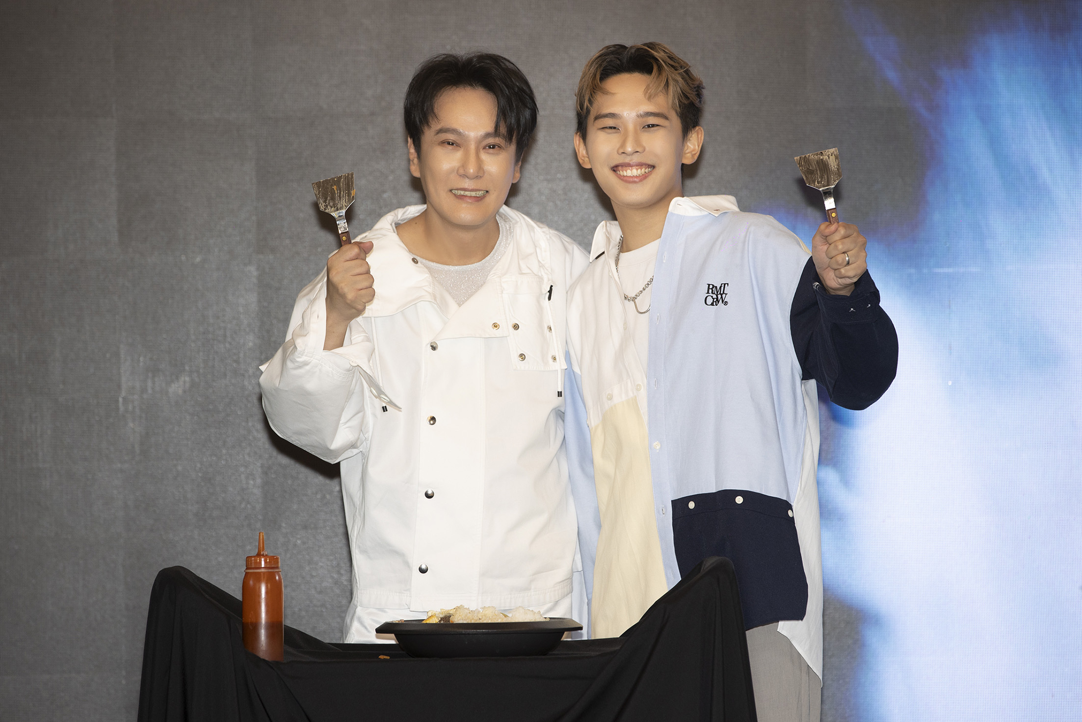雞丁幽默端出伴手禮「石鍋拌飯」，和歌曲〈共犯〉有諧音。（圖／潮水音樂提供）