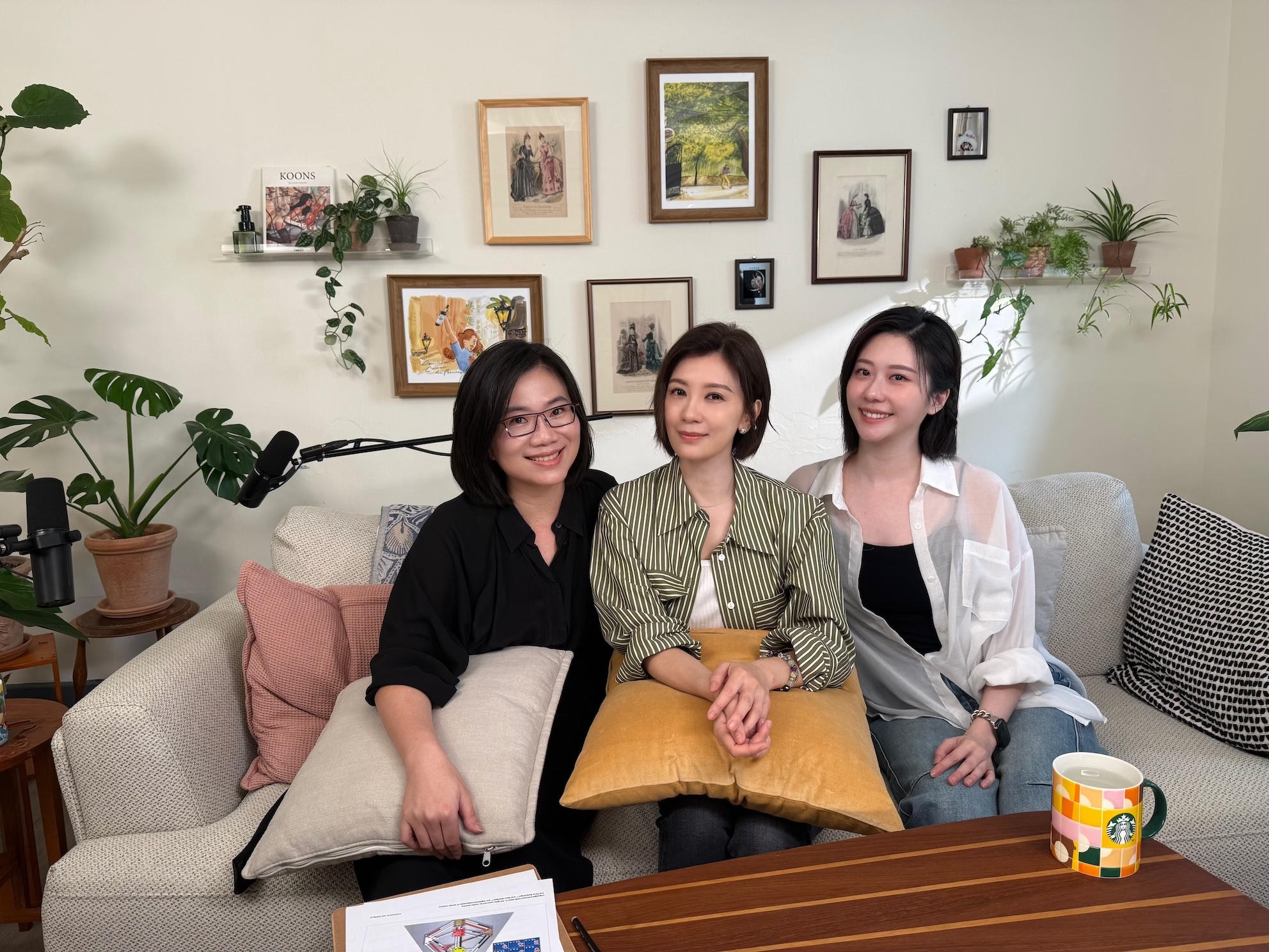 賈靜雯（中）首次上Podcast節目，處女秀獻給張景嵐、游。（圖／menomeno、人類圖畫館提供）