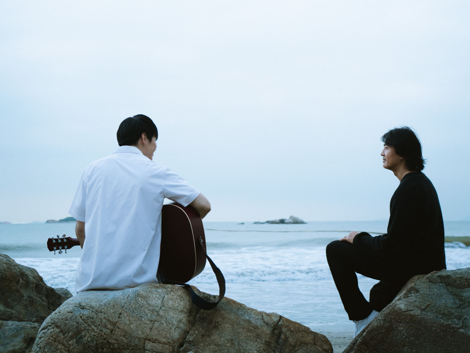陳卓賢（左）愛死鄭伊健演的《烈火戰車2極速傳說》。（圖／華映娛樂提供）