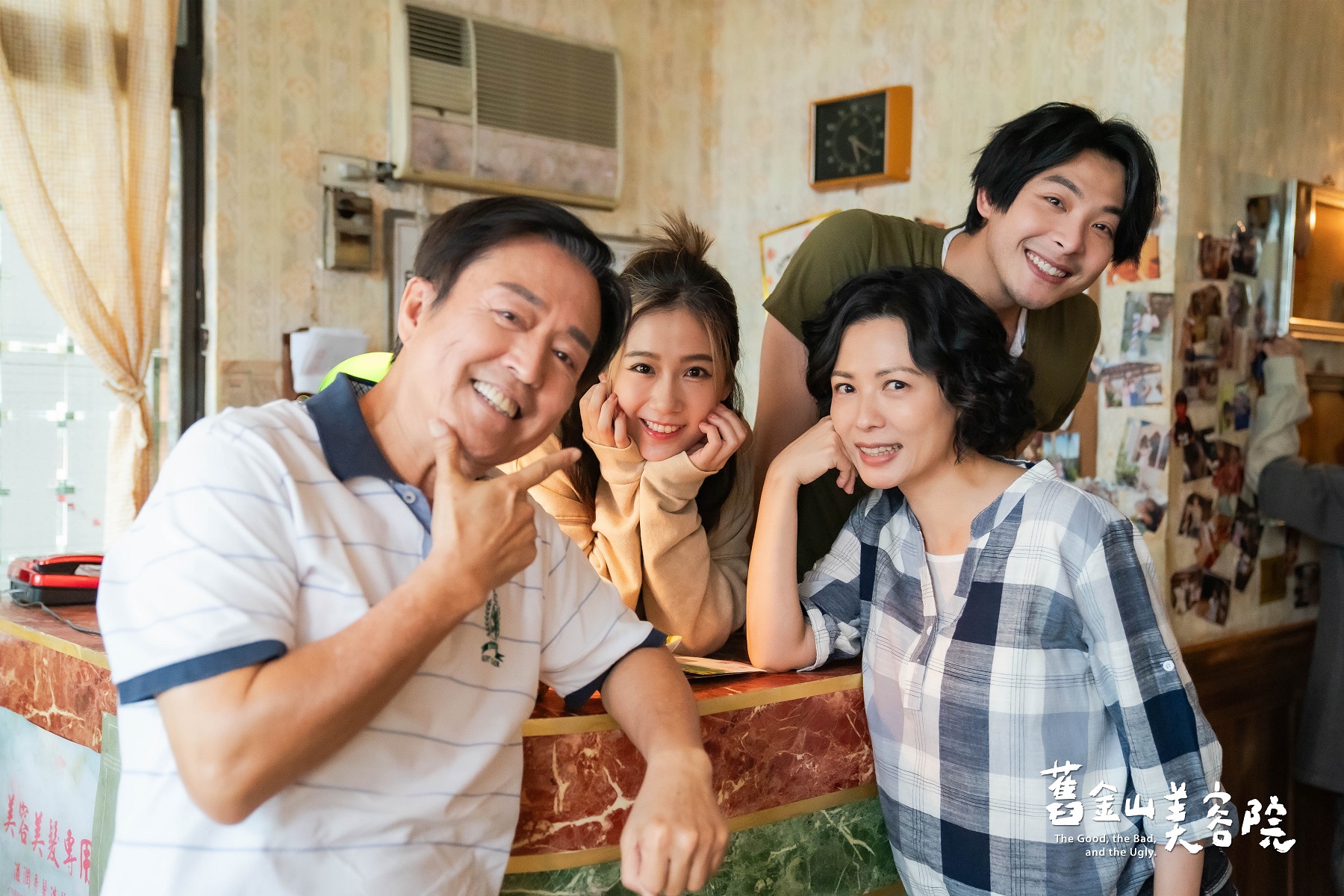 檢場(左起)、方志友、陳孝萱和連晨翔 飾演一家人。（圖／TVBS提供）
