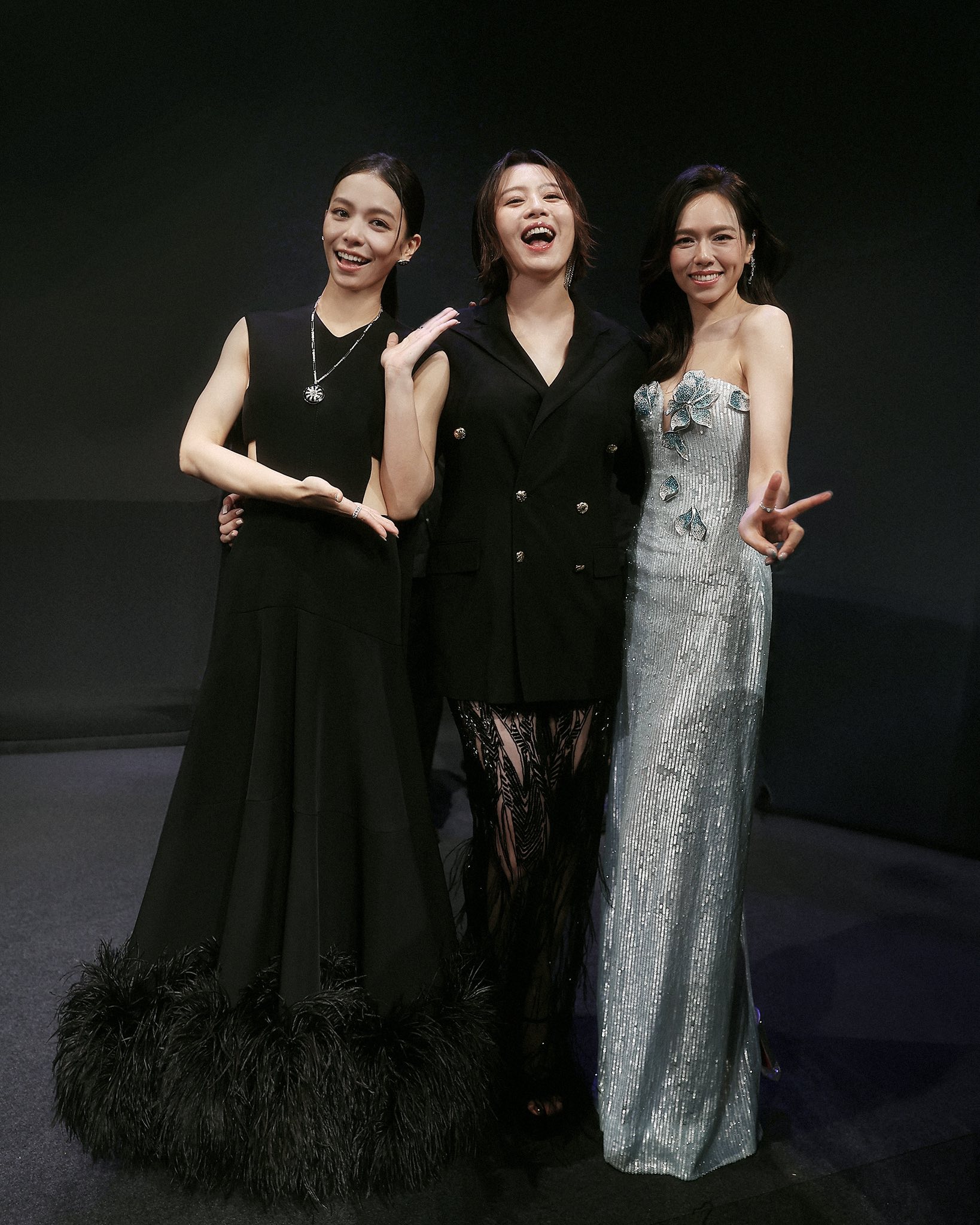 劉品言（中）懷女寶寶，宋芸樺（左）、夏于喬都猜中了。（圖／翻攝劉品言臉書）