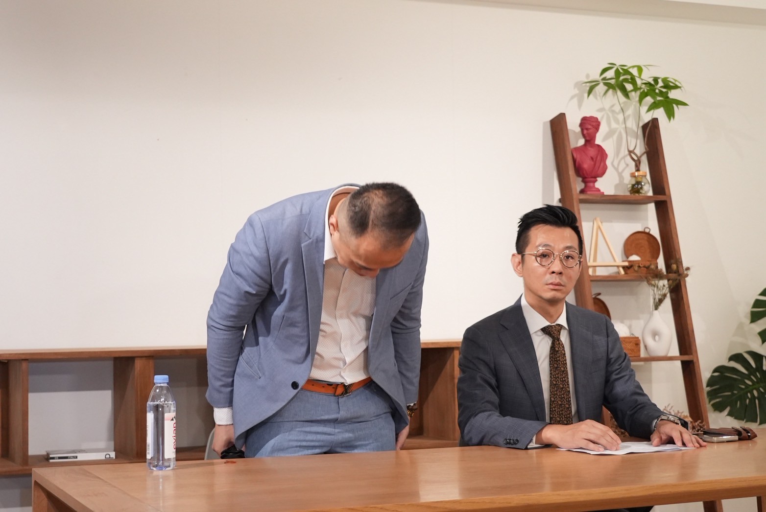 記者會上潘俊安幾度鞠躬道歉。（圖／記者陳明中攝）