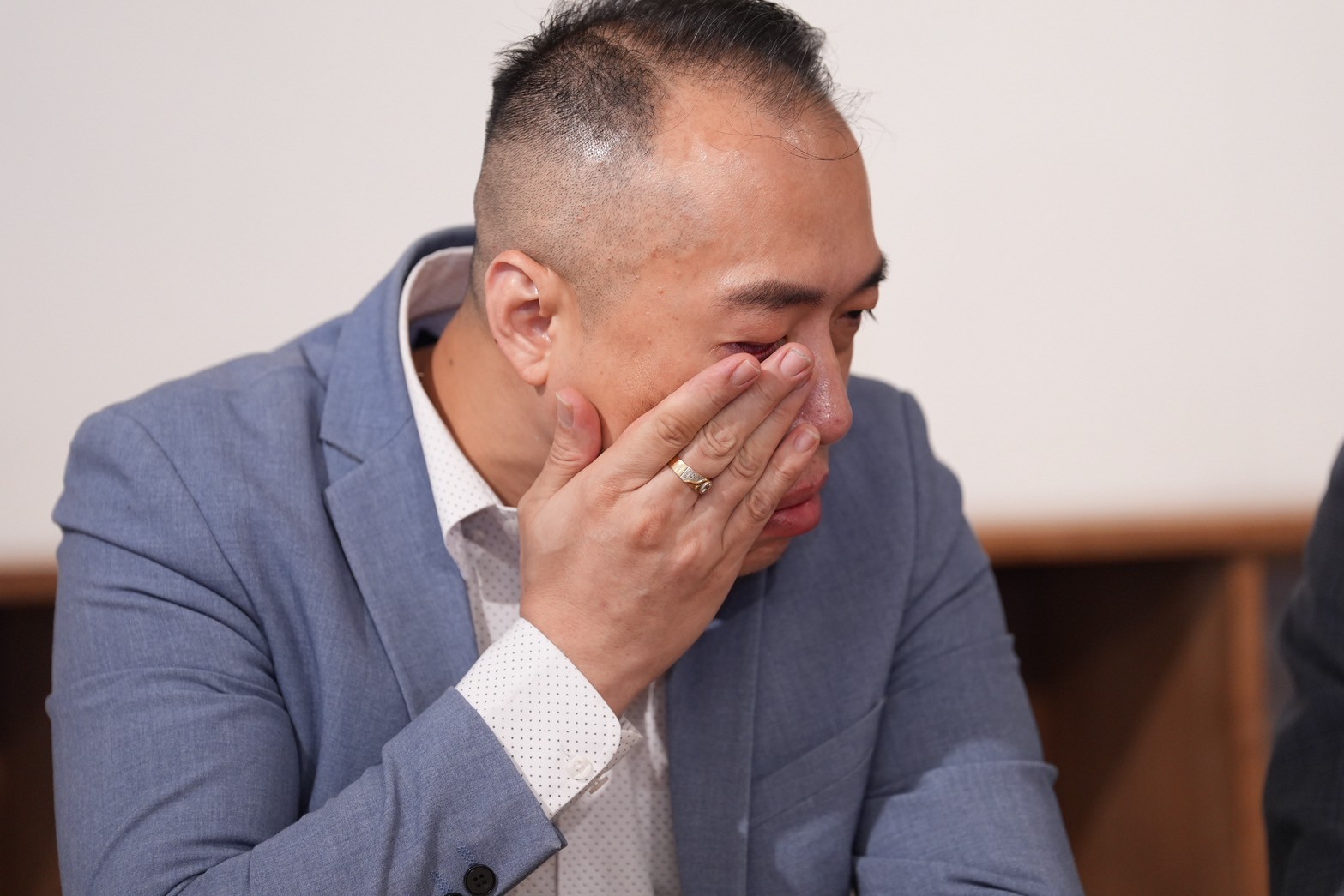 潘俊安不停拭淚。（圖／記者陳明中攝）