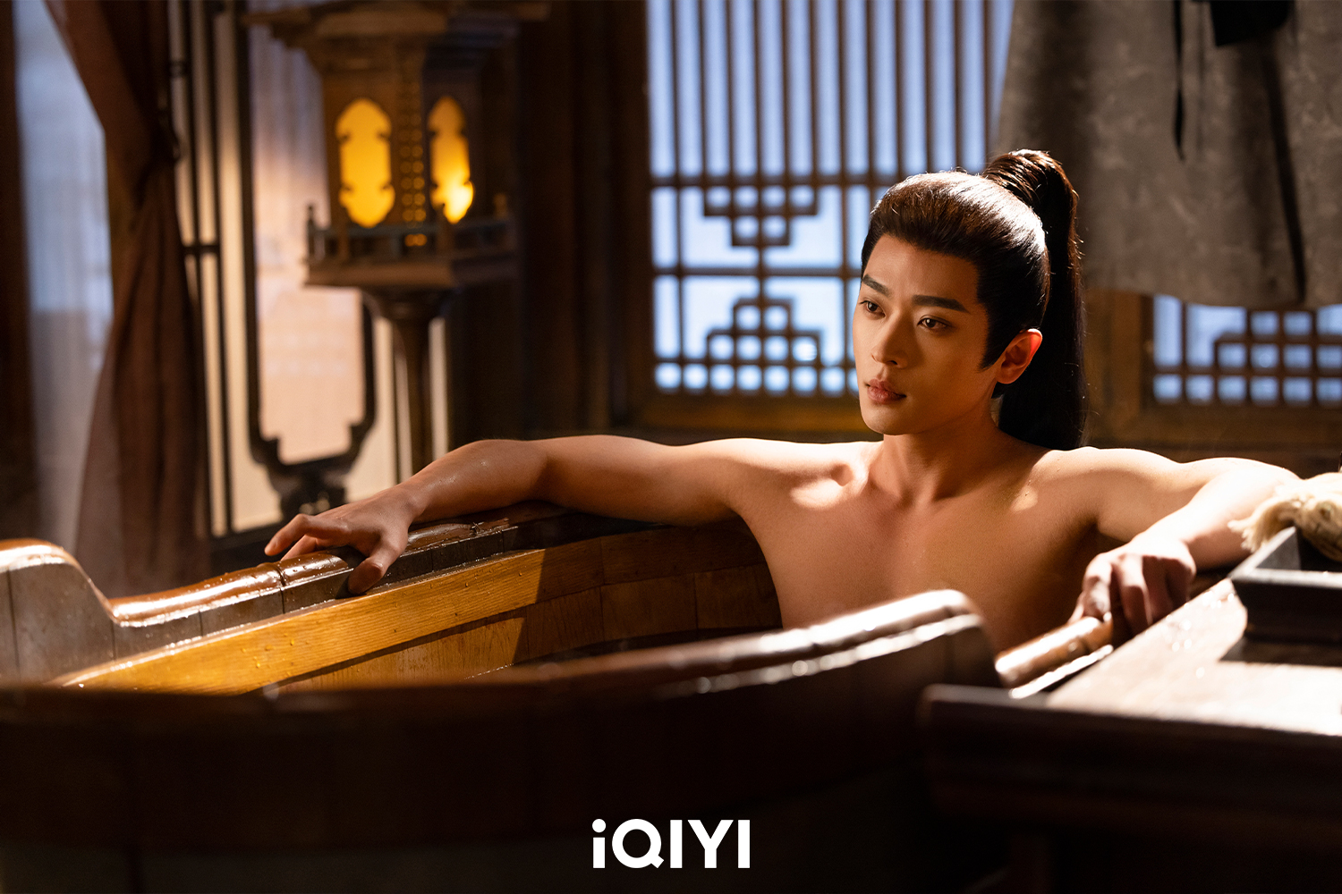 丞磊被稱「浴皇大帝」每部劇都有泡澡戲。（圖／iQIYI愛奇藝國際版提供）