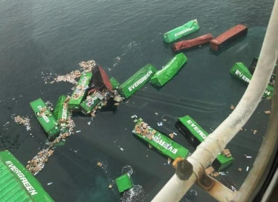 長榮海運50貨櫃秘魯落海。（圖／翻攝Tabasco HOY）