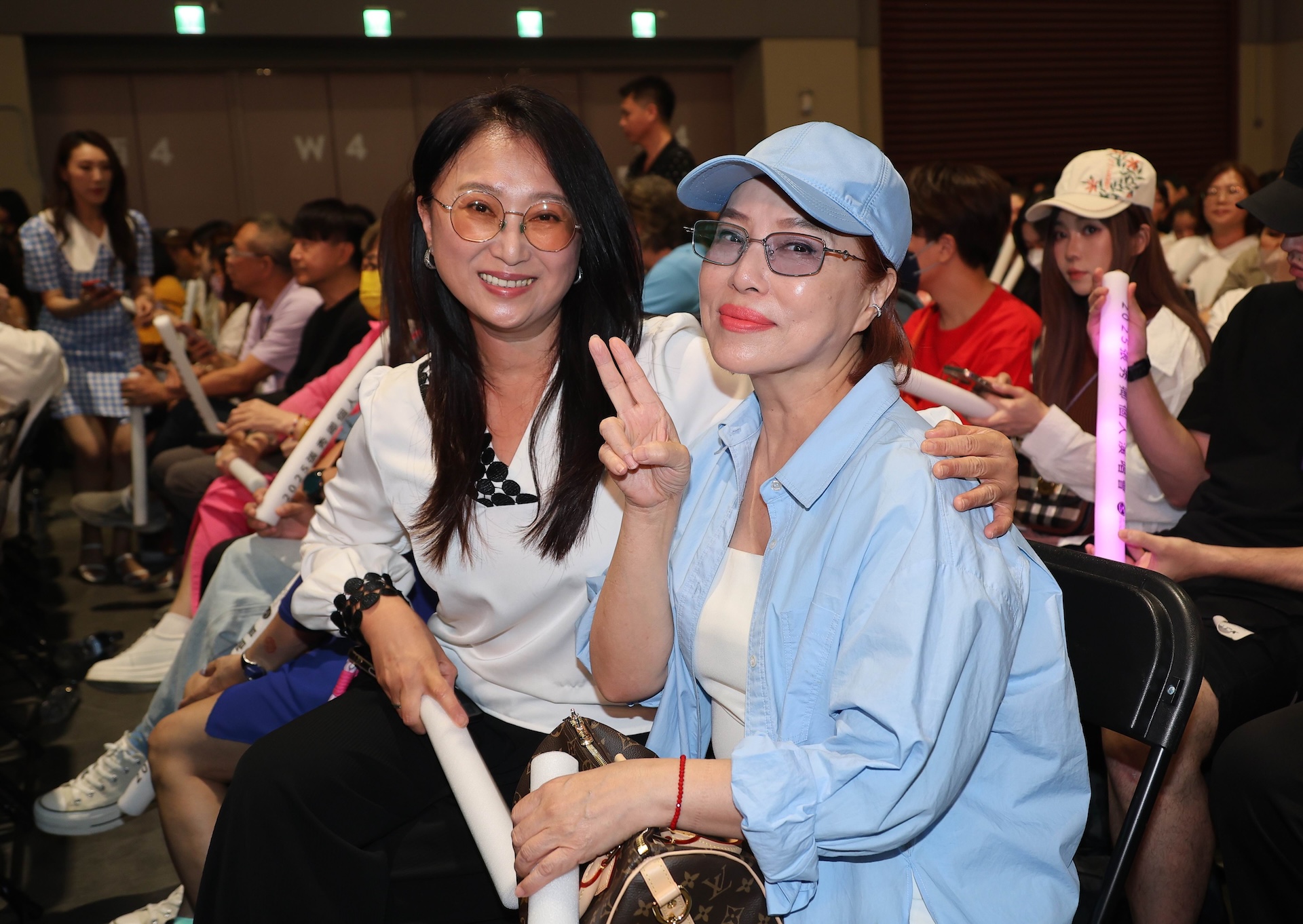 王瑞霞（左）、葉璦菱開心看好友演出。（圖／名人演藝事業提供）