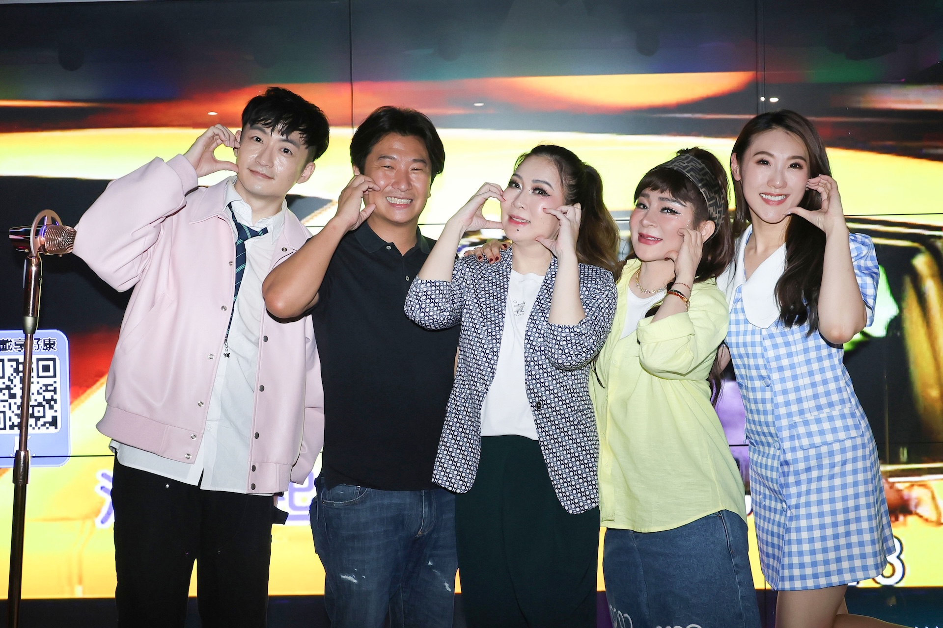 謝金晶（右起）、王彩樺、張秀卿、王國賛、葉諾帆開心慶功。（圖／名人演藝事業提供）