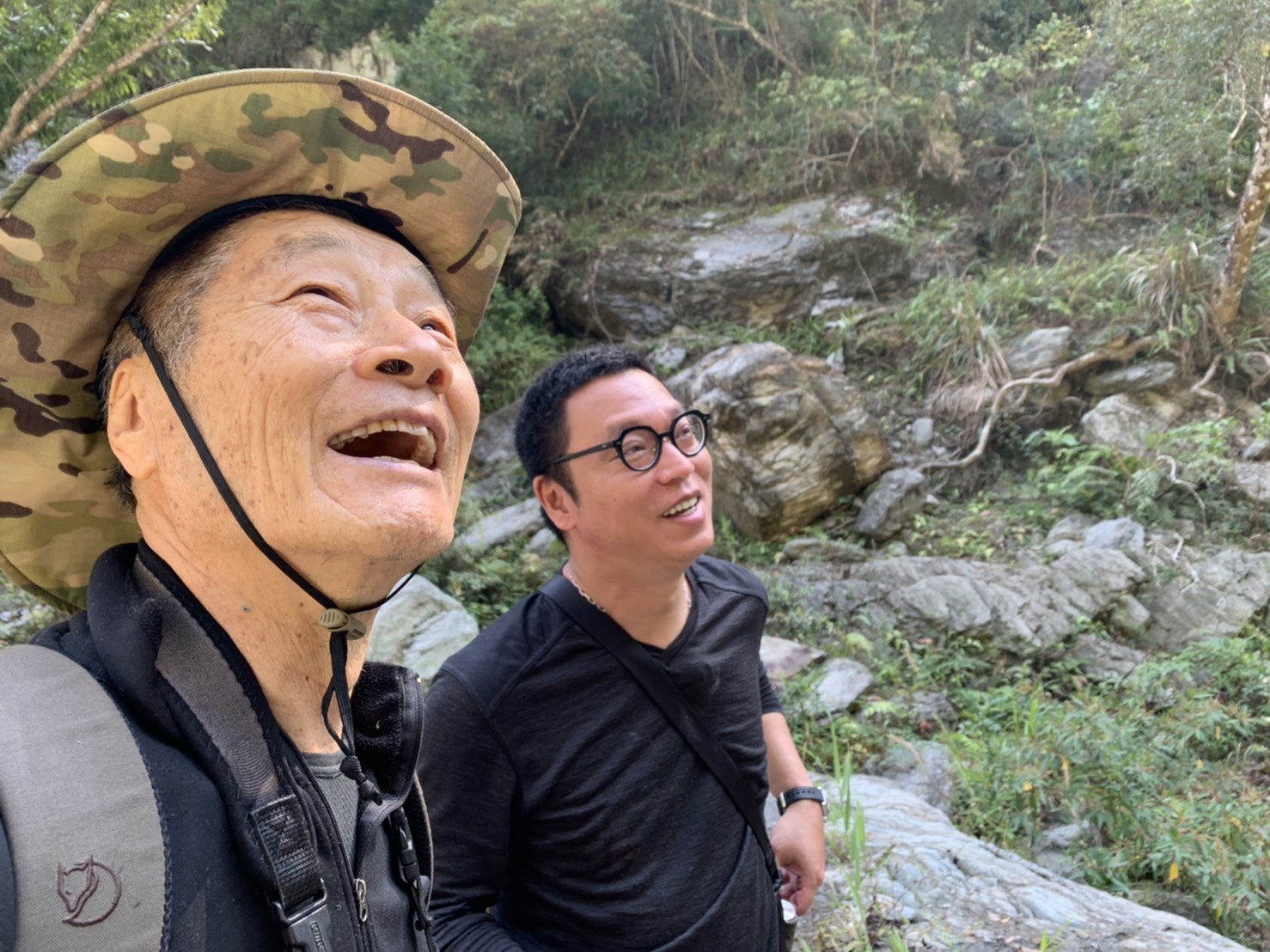 徐仁修（左）和沈可尚導演一起走遍美麗的荒野，也到了太魯閣捕捉台灣之美。。（圖／牽猴子提供提供）