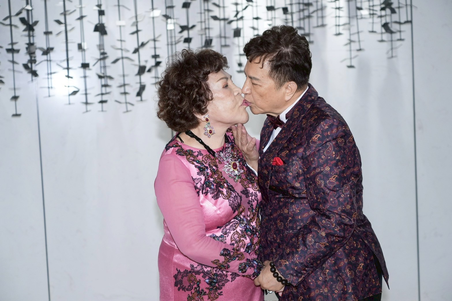 阿姑88歲生日宴，與老公李朝永照舊啾啾。（圖／記者許方正攝）