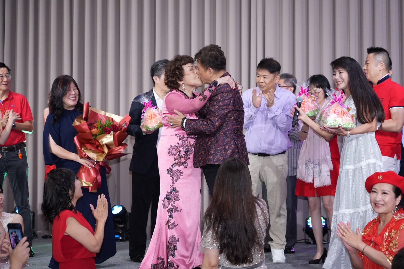 阿姑所有子女都上台一同慶祝。（圖／記者許方正攝）