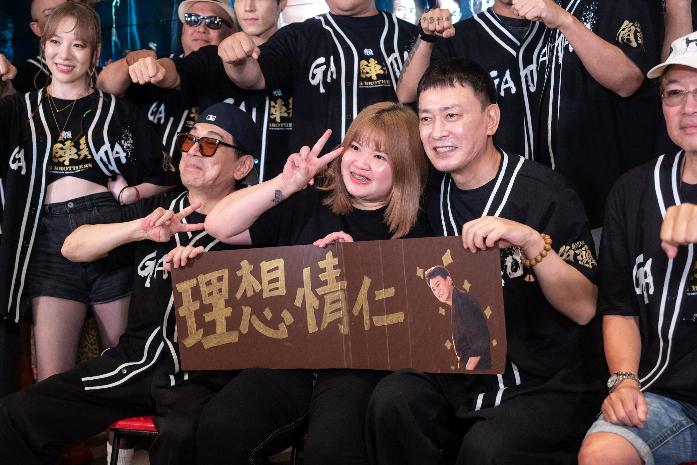 演員群積極宣傳，遇到絲準備「理想情『仁』」手牌應援。（圖／曼尼娛樂提供）