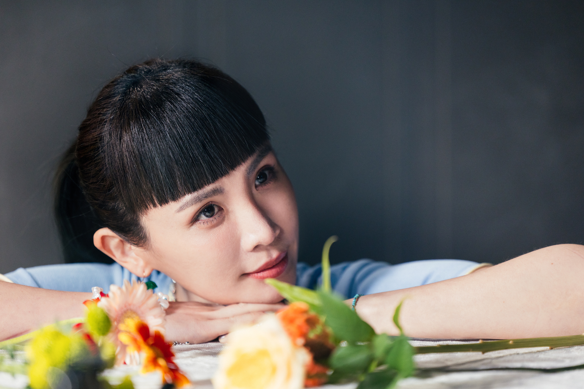 魏如萱MV中飾演小花店老闆娘，化身「神助攻」幫助蕭煌奇追愛。（圖／華納音樂提供）