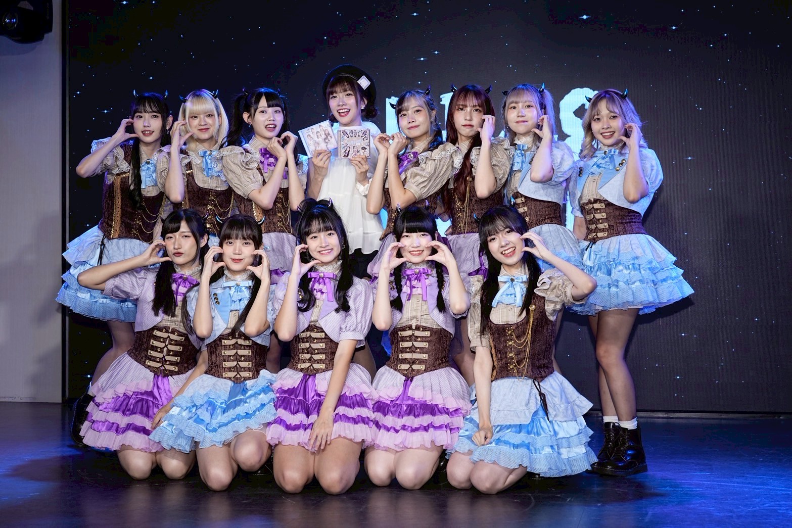 AKB48 Team TP成軍7年首辦記者會，離團冼廸琦（下排中）驚喜站台。（圖／記者許方正攝）